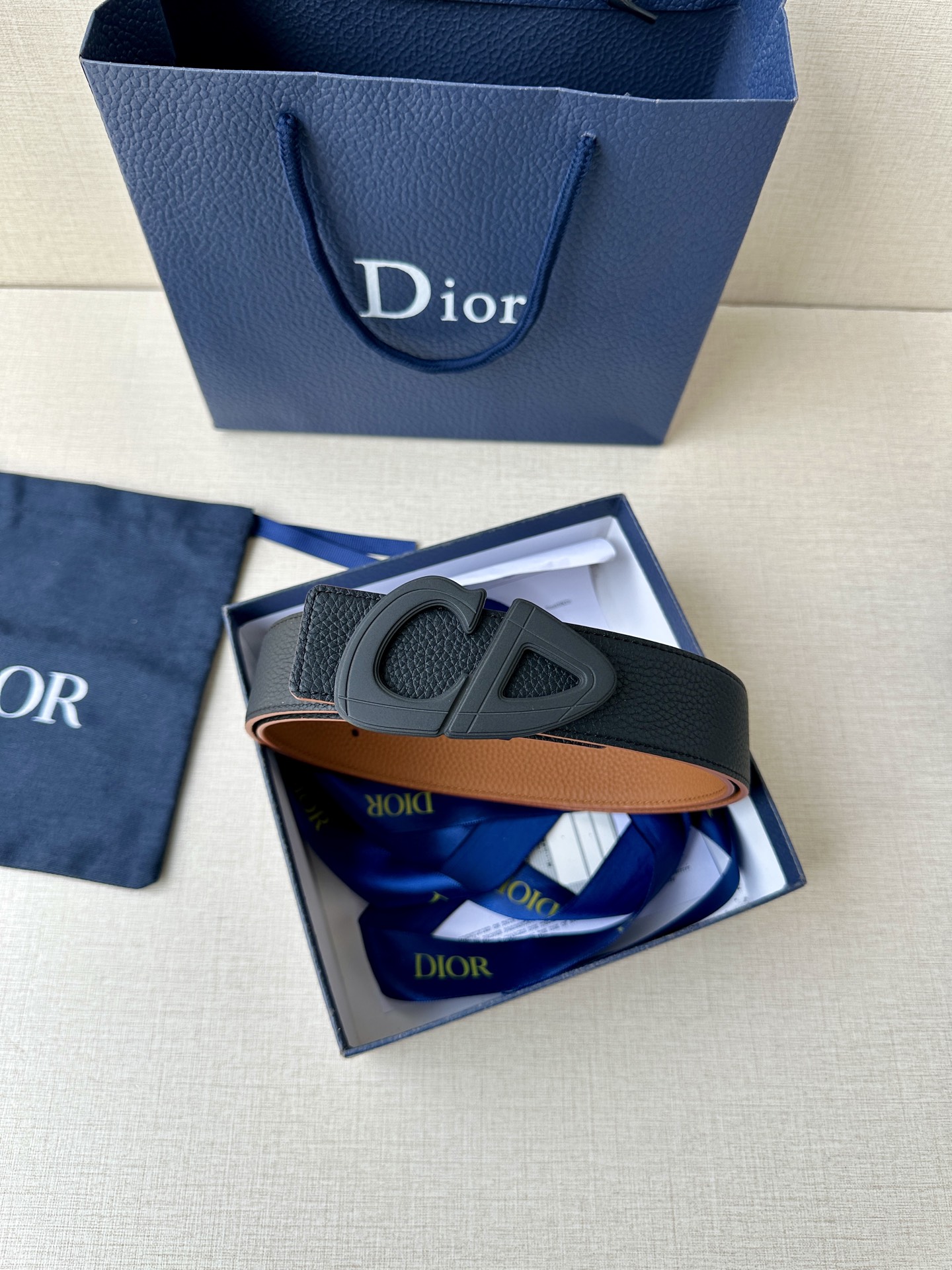  宽度3.5cm Dior 这款黑色哑光涂漆饰面 不锈钢腰带扣是春季男装系列新品，展示 CD30 标志，