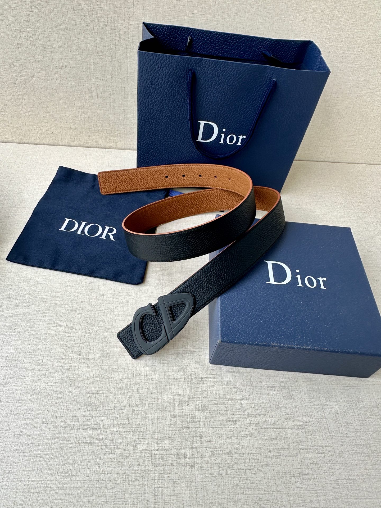  宽度3.5cm Dior 这款黑色哑光涂漆饰面 不锈钢腰带扣是春季男装系列新品，展示 CD30 标志，