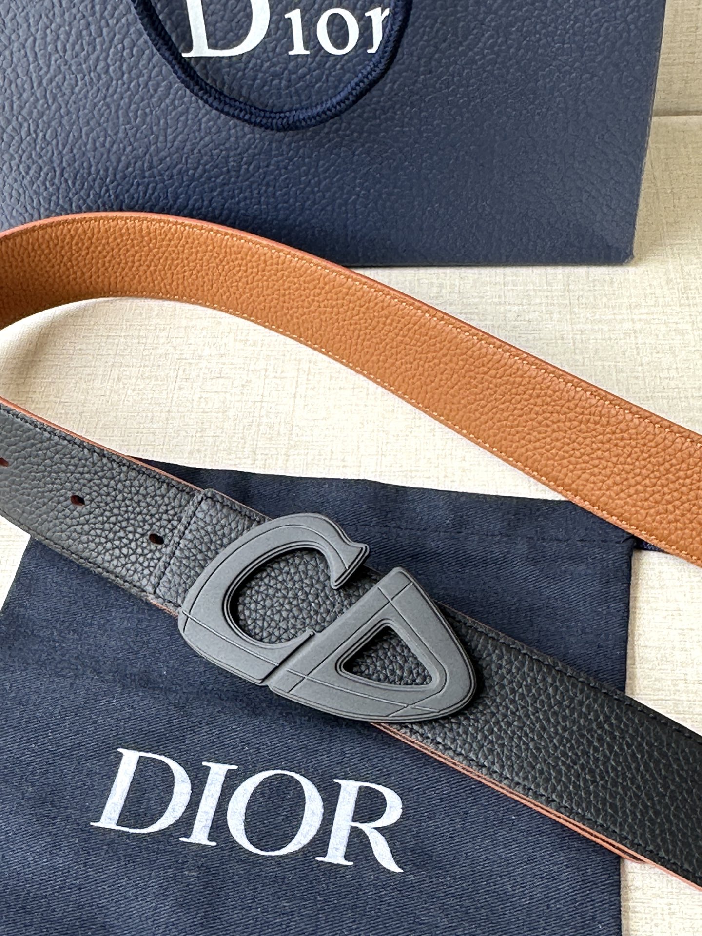  宽度3.5cm Dior 这款黑色哑光涂漆饰面 不锈钢腰带扣是春季男装系列新品，展示 CD30 标志，