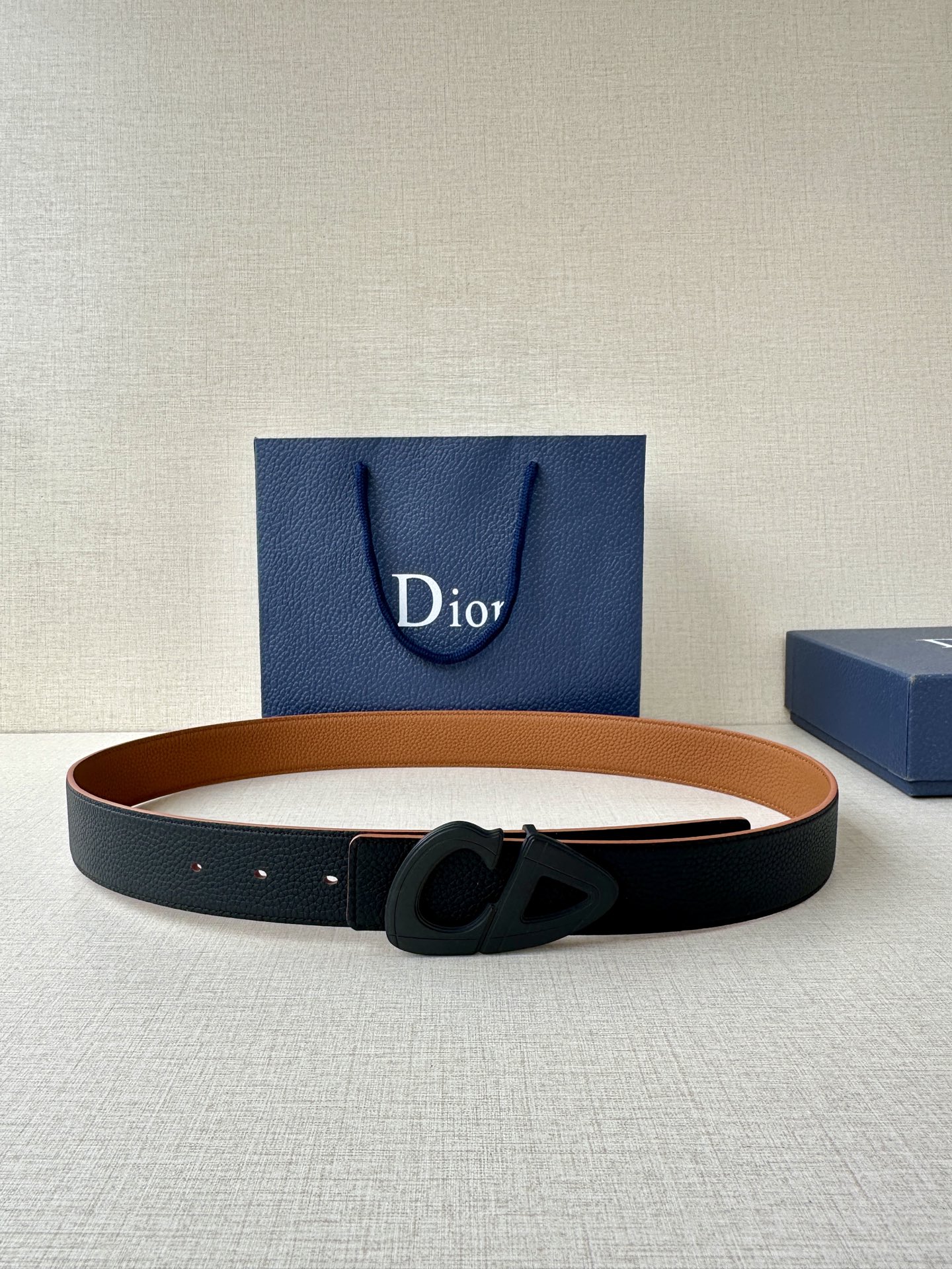  宽度3.5cm Dior 这款黑色哑光涂漆饰面 不锈钢腰带扣是春季男装系列新品，展示 CD30 标志，