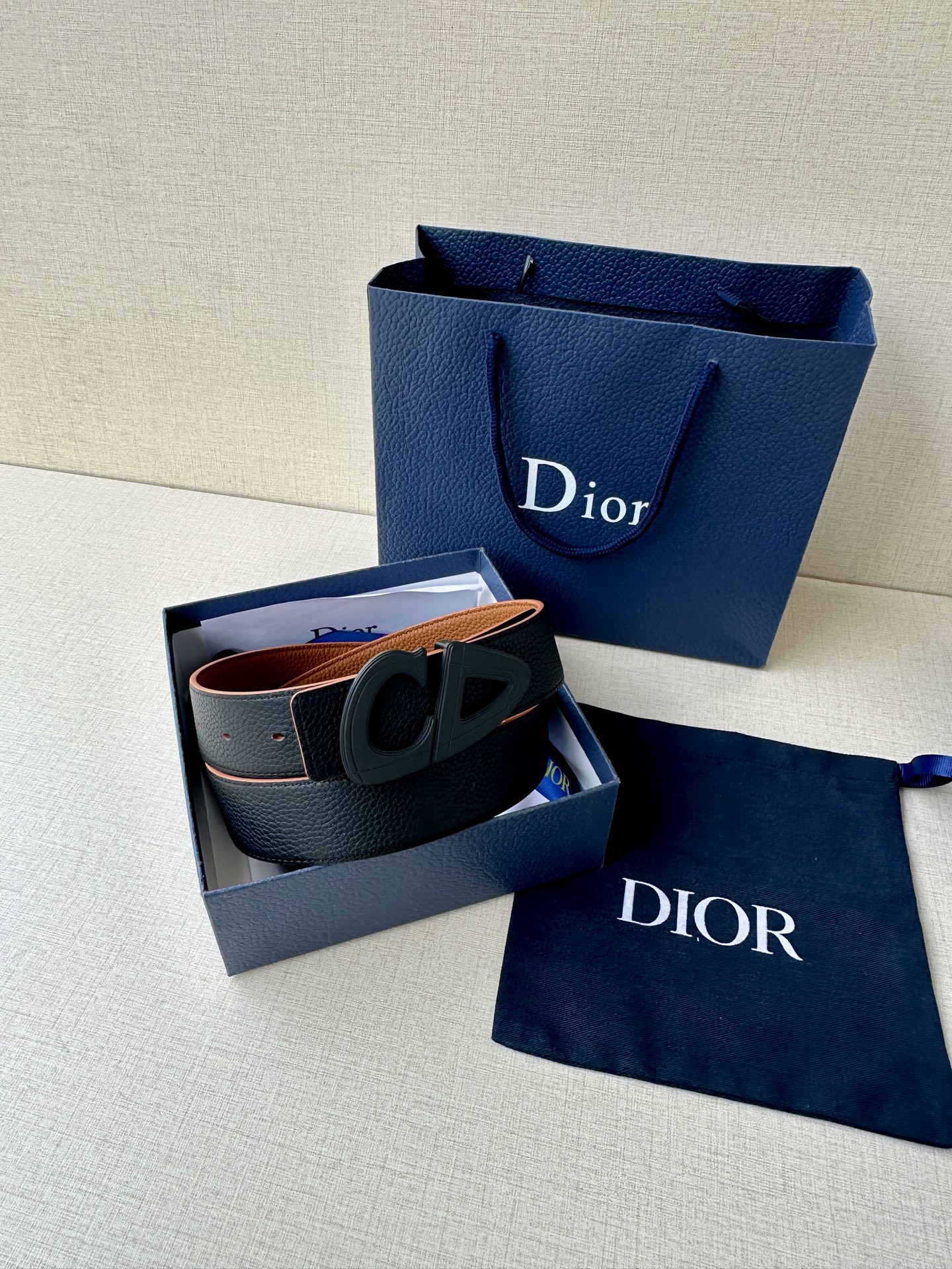  宽度3.5cm Dior 这款黑色哑光涂漆饰面 不锈钢腰带扣是春季男装系列新品，展示 CD30 标志，