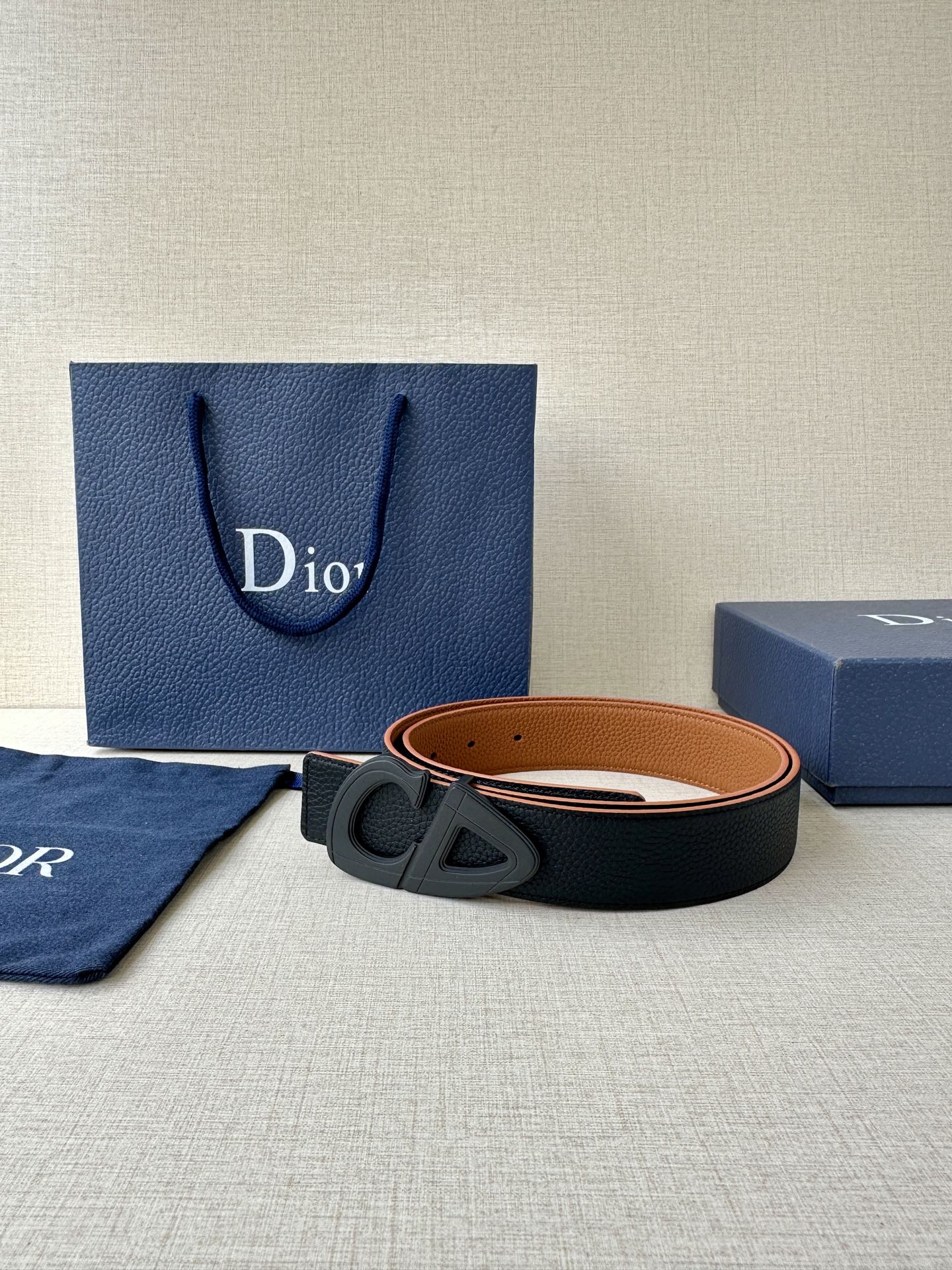  宽度3.5cm Dior 这款黑色哑光涂漆饰面 不锈钢腰带扣是春季男装系列新品，展示 CD30 标志，