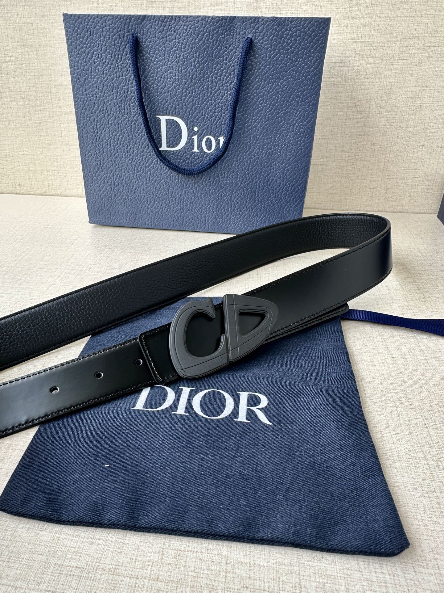  宽度3.5cm Dior 这款黑色哑光涂漆饰面 不锈钢腰带扣是春季男装系列新品，展示 CD30 标志，
