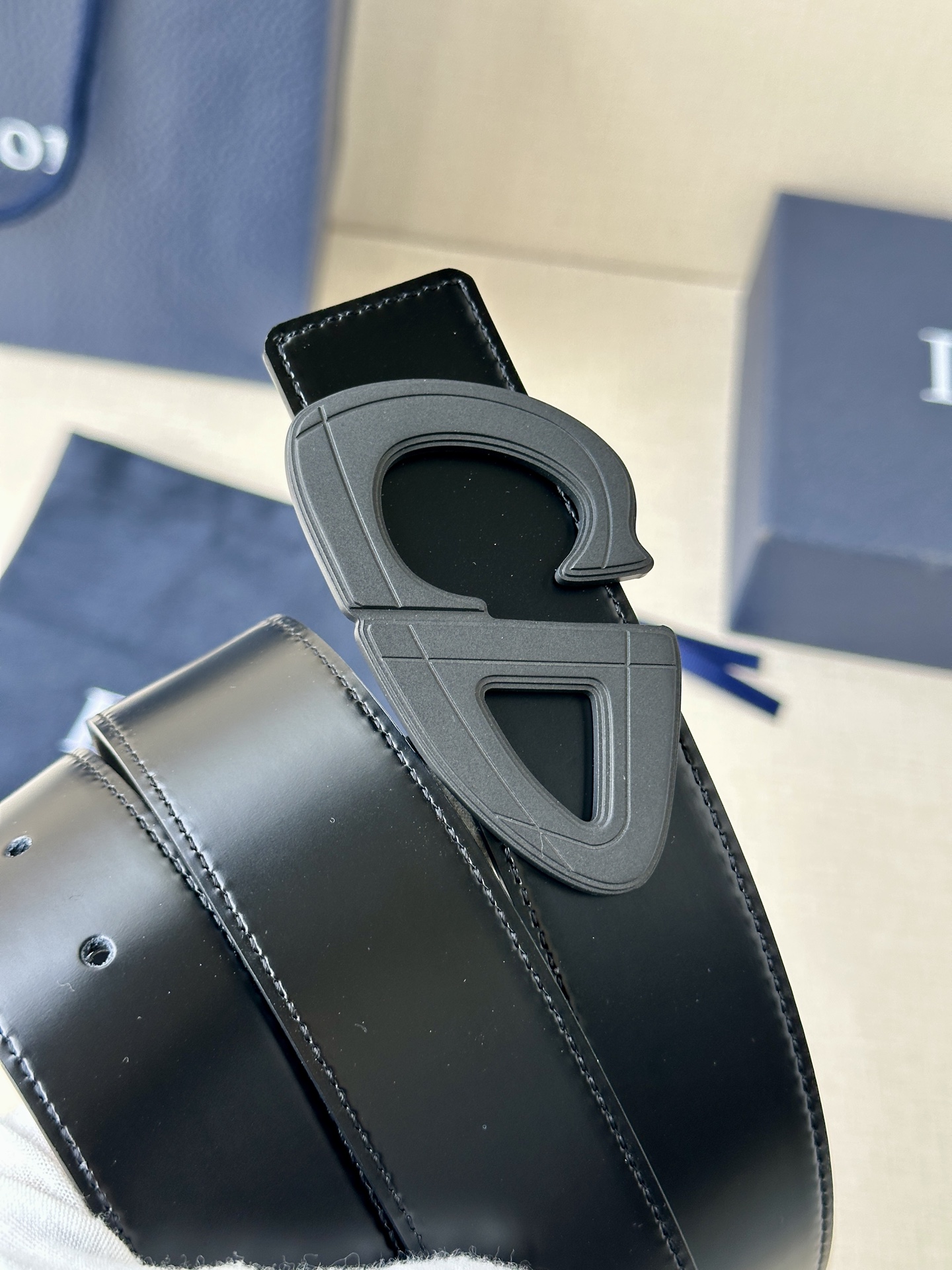  宽度3.5cm Dior 这款黑色哑光涂漆饰面 不锈钢腰带扣是春季男装系列新品，展示 CD30 标志，