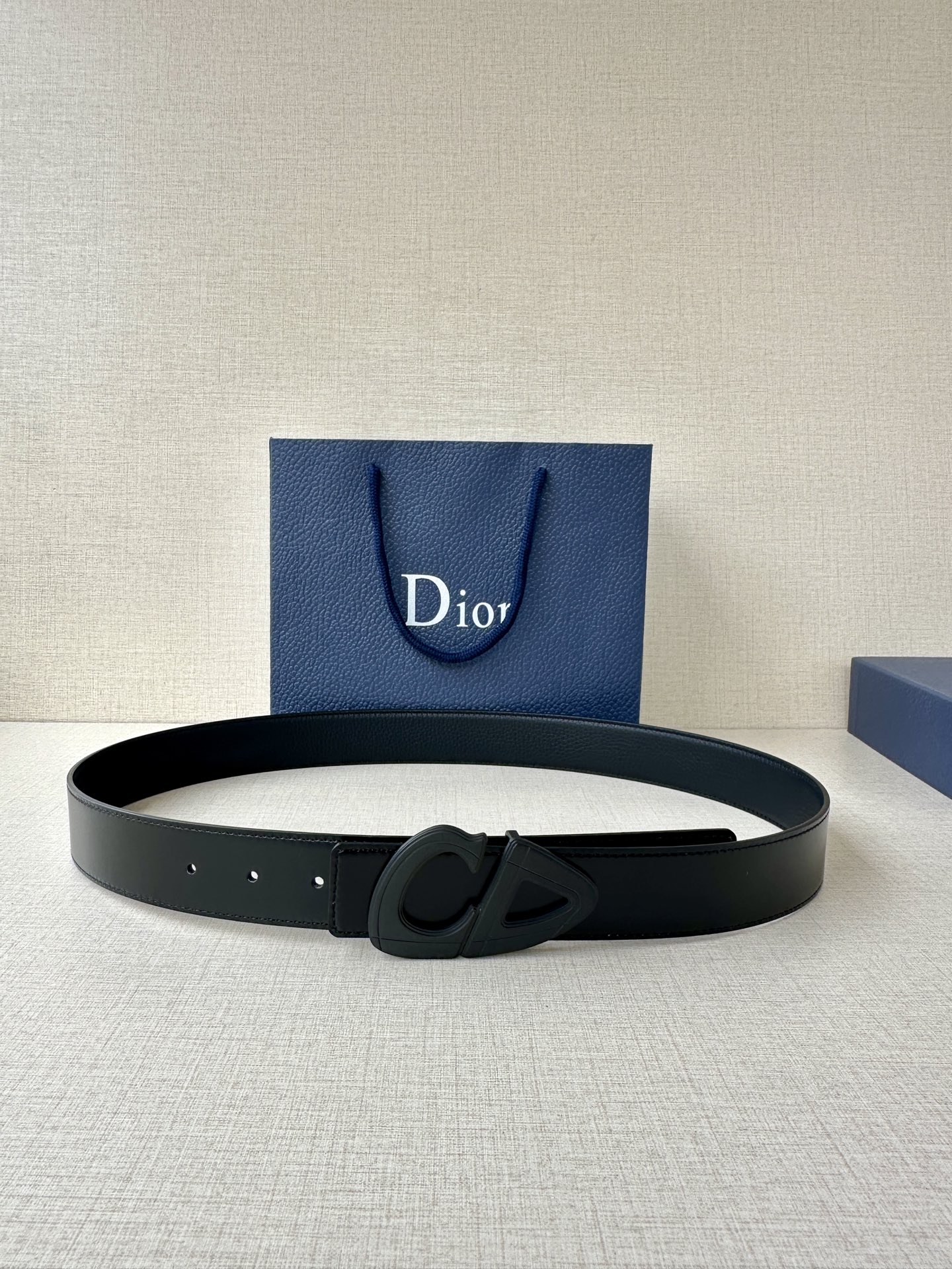  宽度3.5cm Dior 这款黑色哑光涂漆饰面 不锈钢腰带扣是春季男装系列新品，展示 CD30 标志，