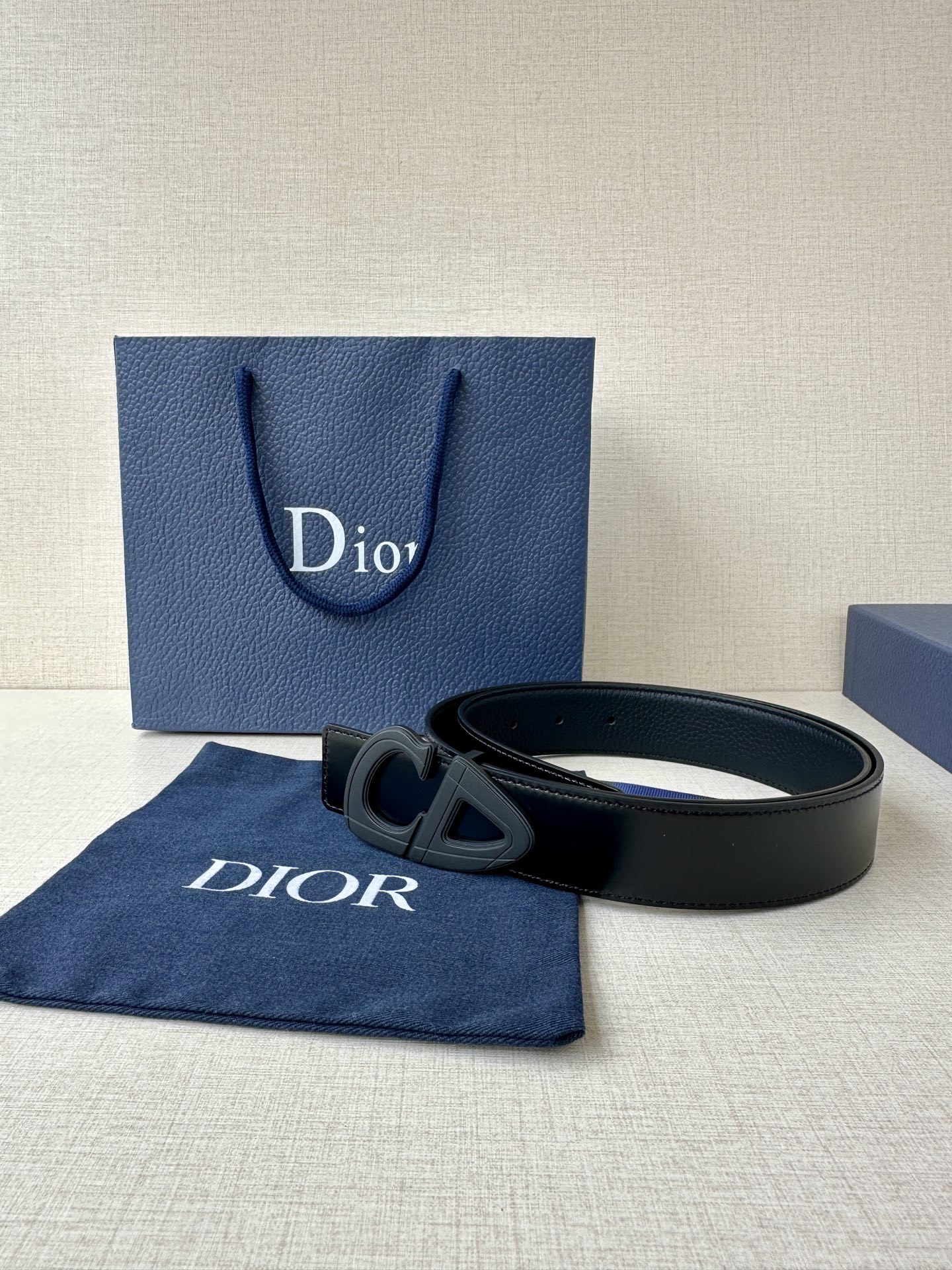  宽度3.5cm Dior 这款黑色哑光涂漆饰面 不锈钢腰带扣是春季男装系列新品，展示 CD30 标志，