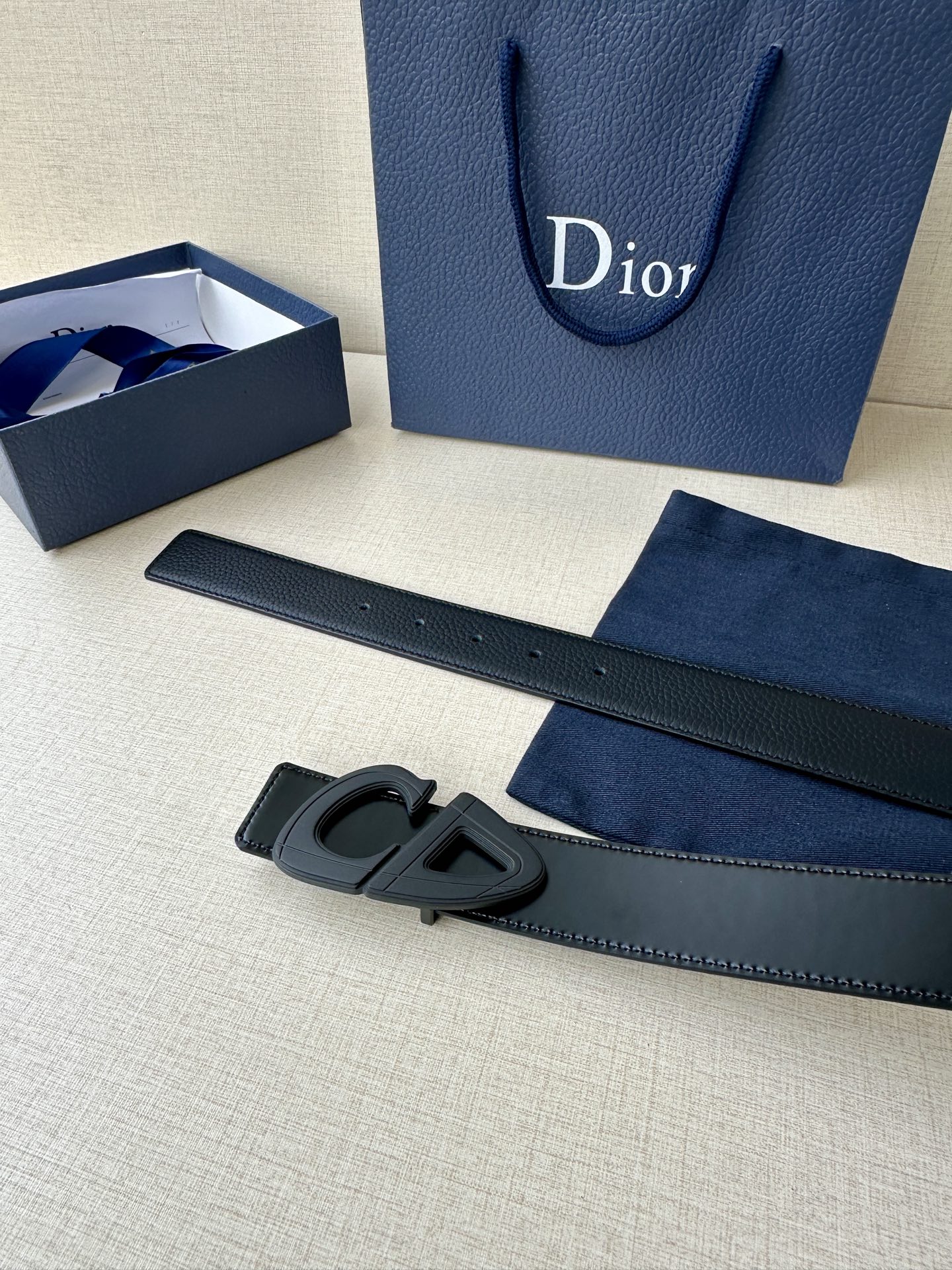  宽度3.5cm Dior 这款黑色哑光涂漆饰面 不锈钢腰带扣是春季男装系列新品，展示 CD30 标志，