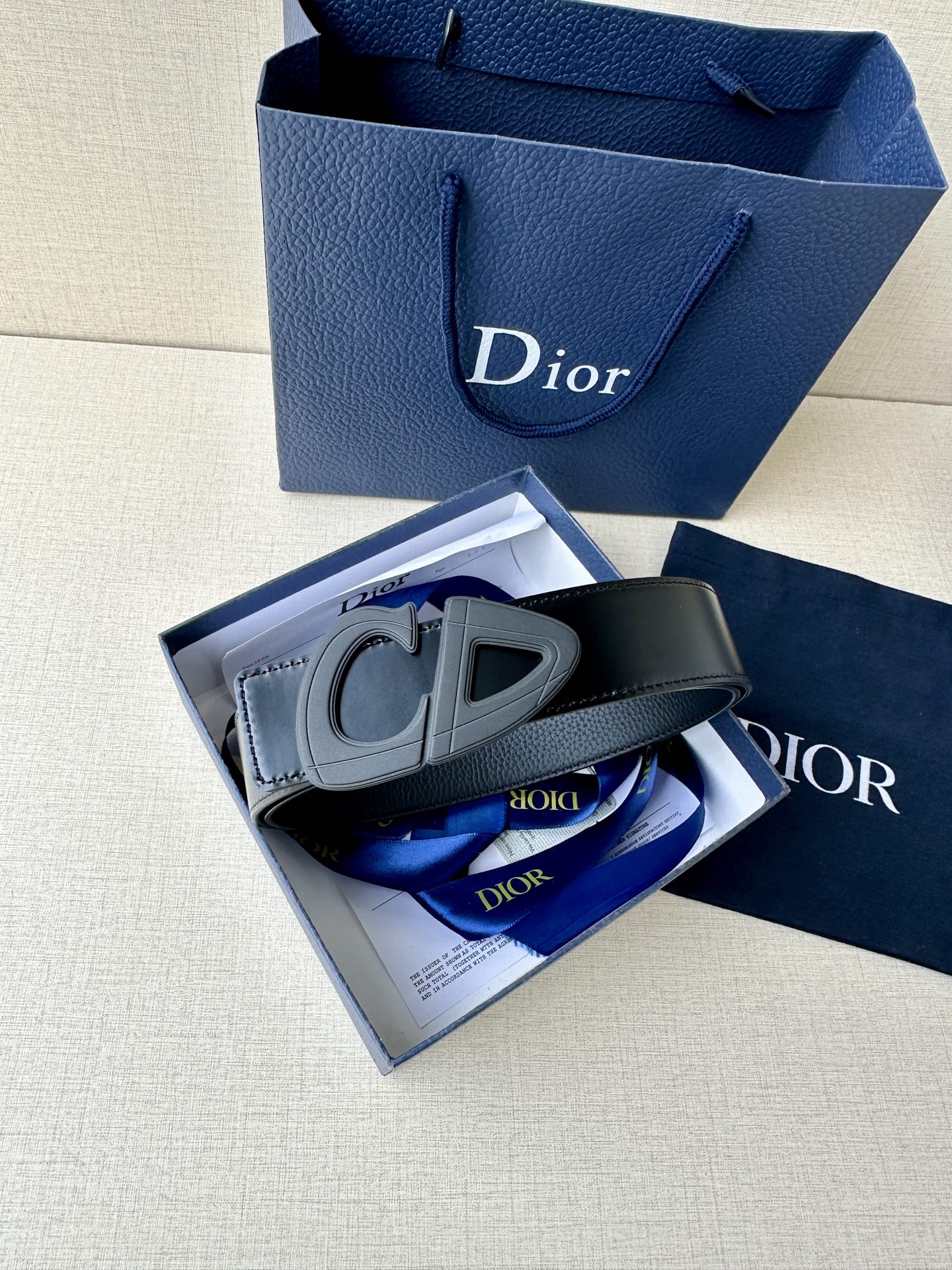  宽度3.5cm Dior 这款黑色哑光涂漆饰面 不锈钢腰带扣是春季男装系列新品，展示 CD30 标志，