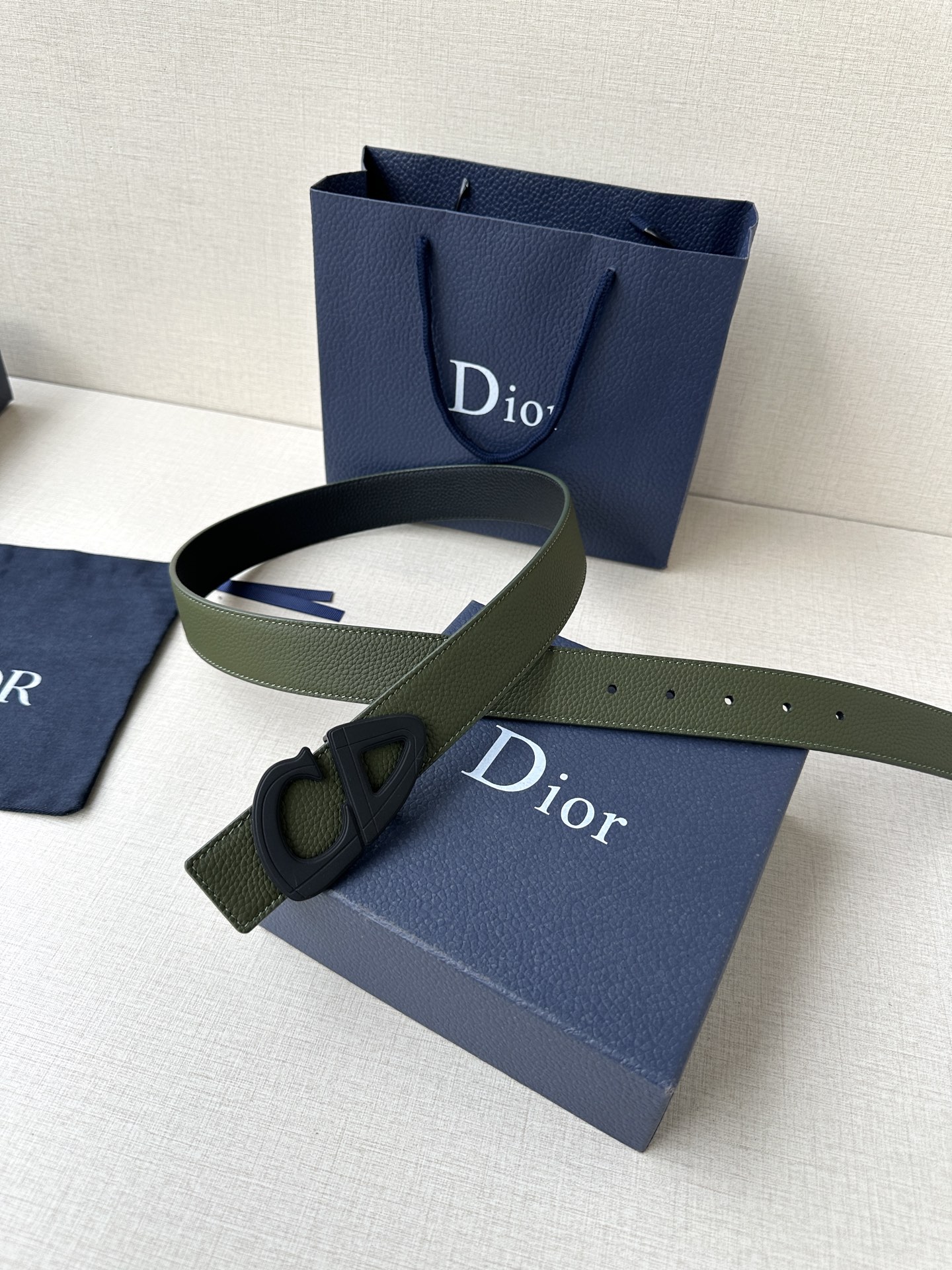  宽度3.5cm Dior 这款黑色哑光涂漆饰面 不锈钢腰带扣是春季男装系列新品，展示 CD30 标志，