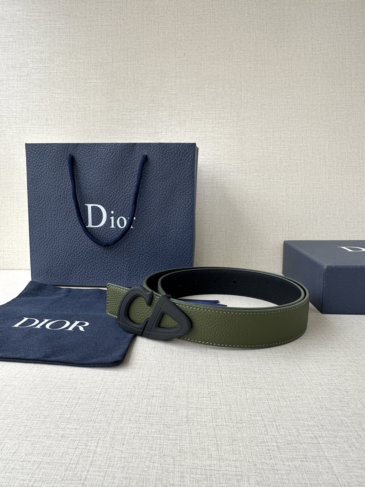  宽度3.5cm Dior 这款黑色哑光涂漆饰面 不锈钢腰带扣是春季男装系列新品，展示 CD30 标志，