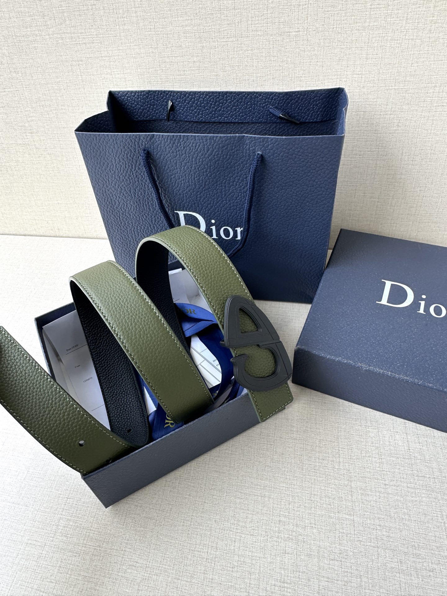  宽度3.5cm Dior 这款黑色哑光涂漆饰面 不锈钢腰带扣是春季男装系列新品，展示 CD30 标志，