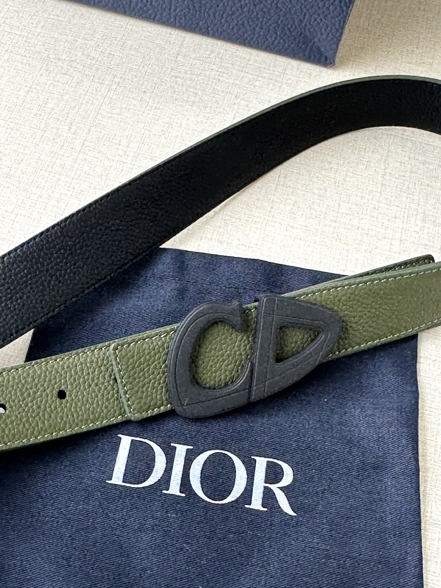  宽度3.5cm Dior 这款黑色哑光涂漆饰面 不锈钢腰带扣是春季男装系列新品，展示 CD30 标志，