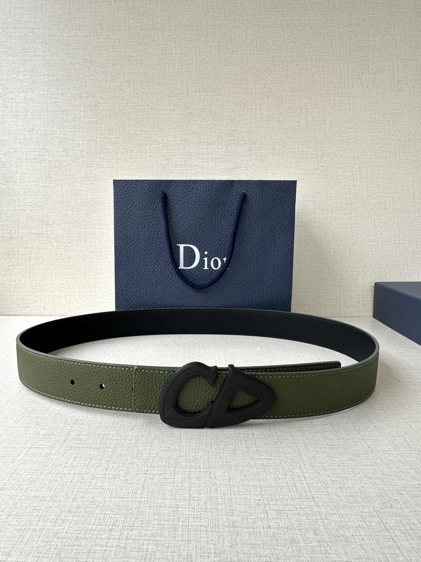  宽度3.5cm Dior 这款黑色哑光涂漆饰面 不锈钢腰带扣是春季男装系列新品，展示 CD30 标志，