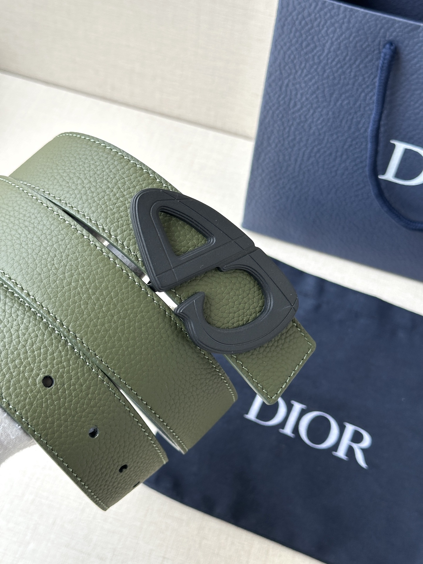  宽度3.5cm Dior 这款黑色哑光涂漆饰面 不锈钢腰带扣是春季男装系列新品，展示 CD30 标志，