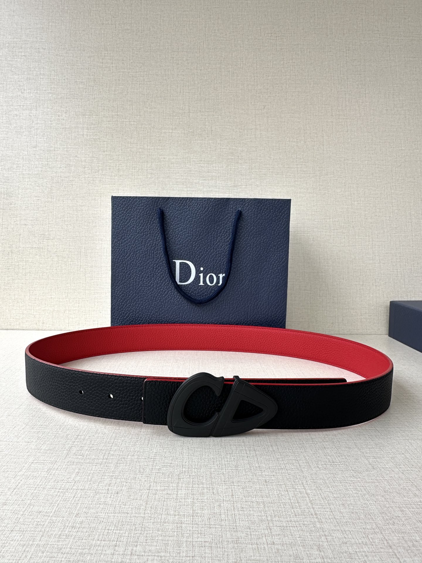 宽度3.5cm Dior 这款黑色哑光涂漆饰面 不锈钢腰带扣是春季男装系列新品，展示 CD30 标志，