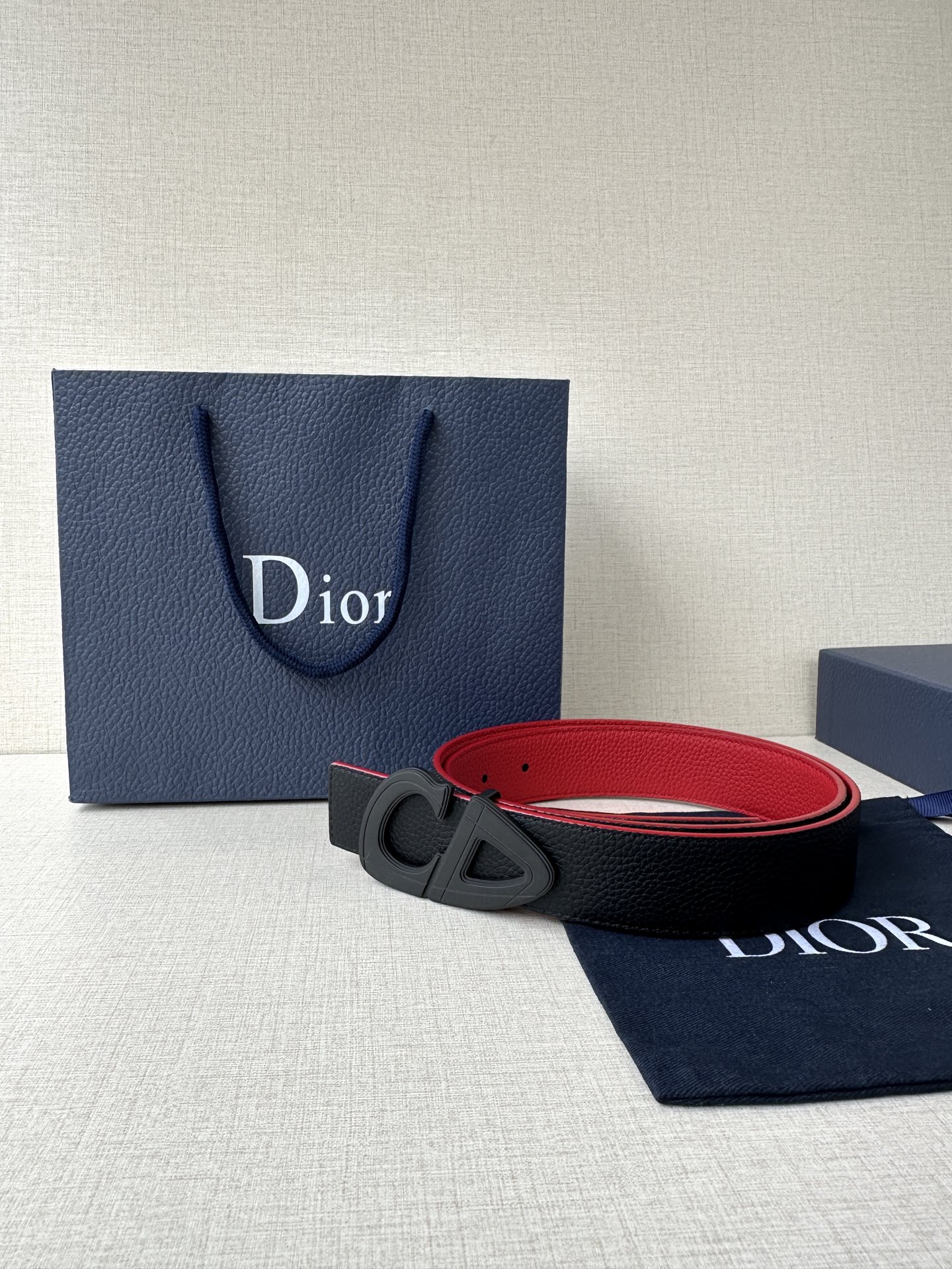  宽度3.5cm Dior 这款黑色哑光涂漆饰面 不锈钢腰带扣是春季男装系列新品，展示 CD30 标志，