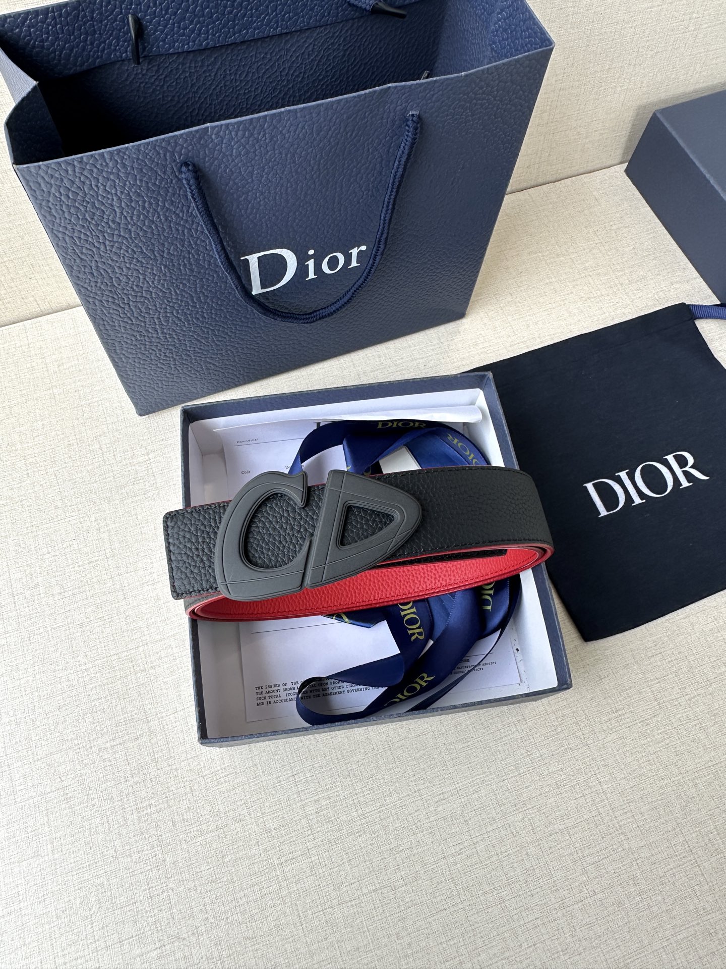  宽度3.5cm Dior 这款黑色哑光涂漆饰面 不锈钢腰带扣是春季男装系列新品，展示 CD30 标志，