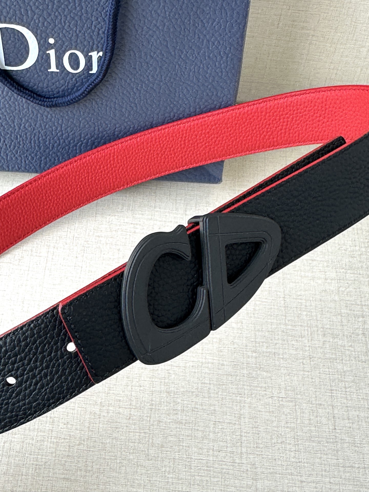  宽度3.5cm Dior 这款黑色哑光涂漆饰面 不锈钢腰带扣是春季男装系列新品，展示 CD30 标志，