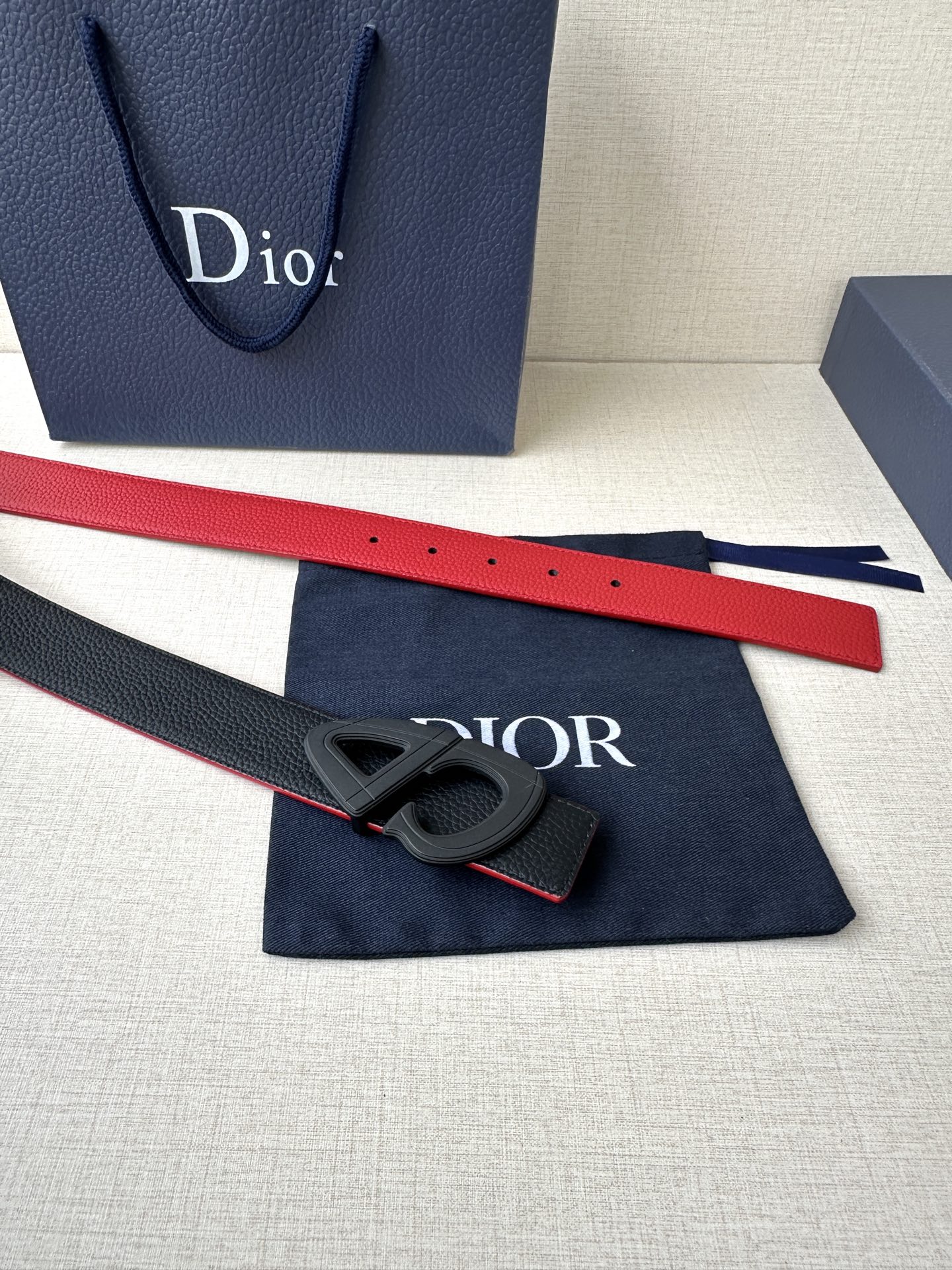  宽度3.5cm Dior 这款黑色哑光涂漆饰面 不锈钢腰带扣是春季男装系列新品，展示 CD30 标志，