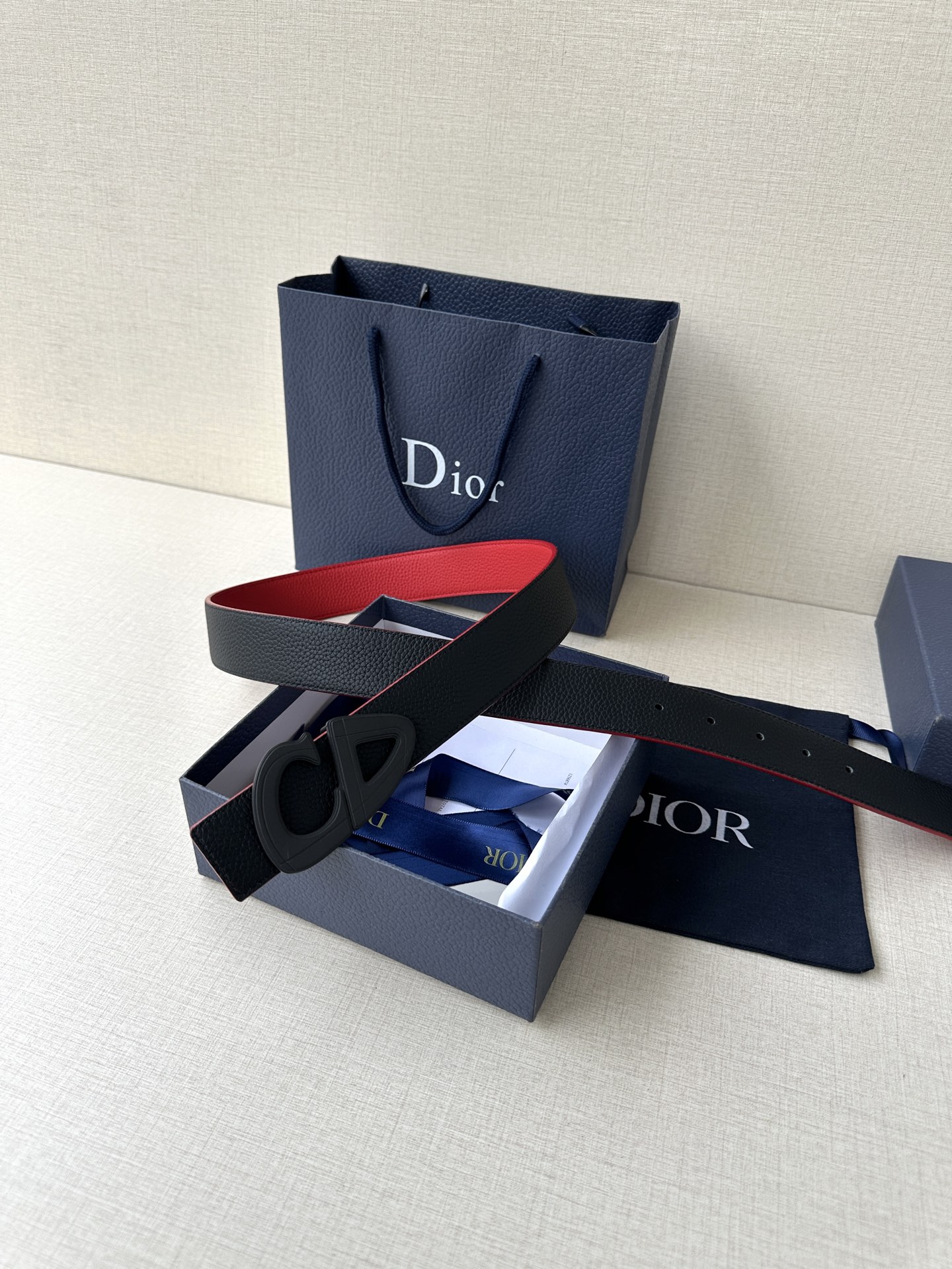  宽度3.5cm Dior 这款黑色哑光涂漆饰面 不锈钢腰带扣是春季男装系列新品，展示 CD30 标志，