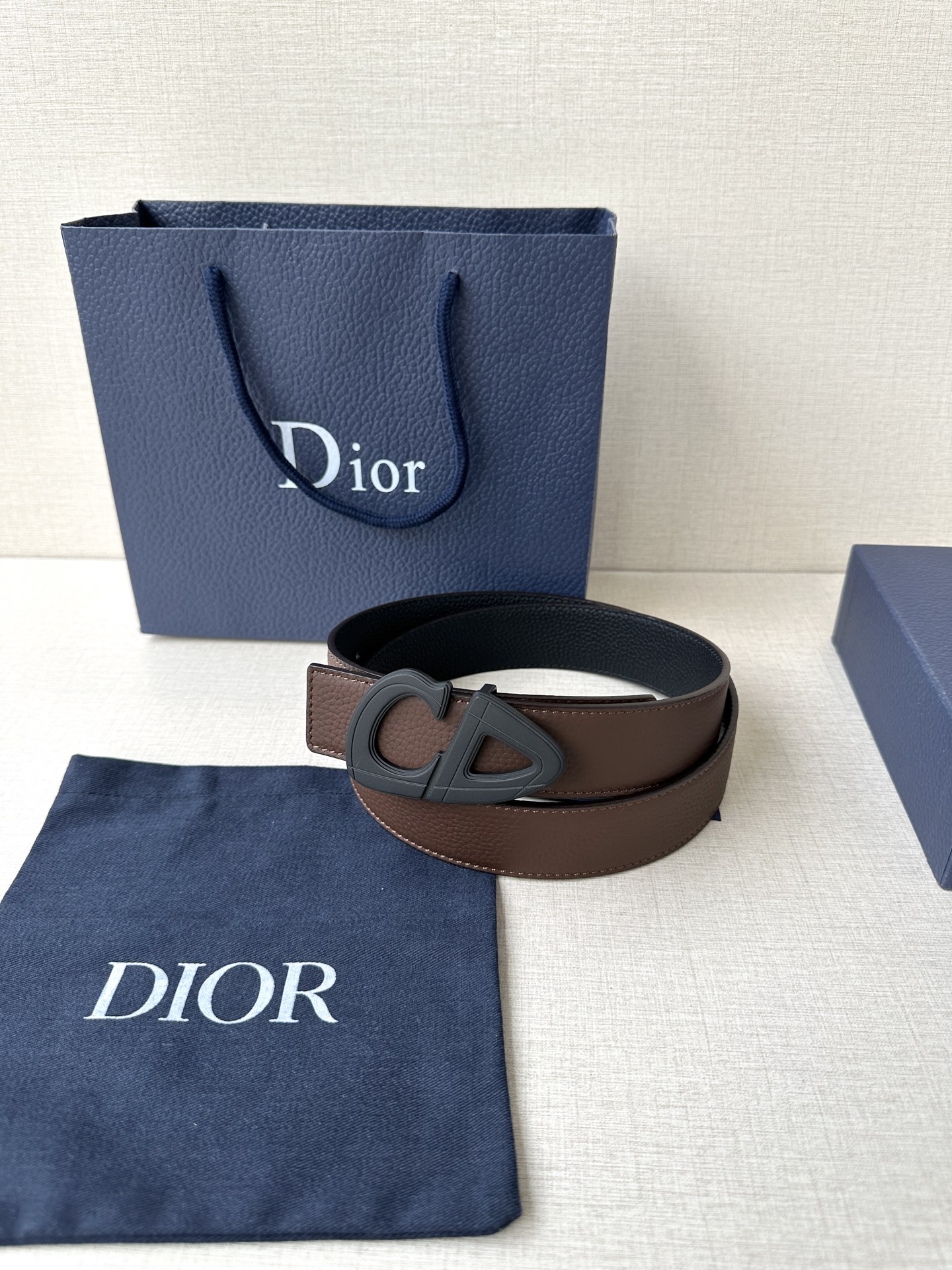  宽度3.5cm Dior 这款黑色哑光涂漆饰面 不锈钢腰带扣是春季男装系列新品，展示 CD30 标志，