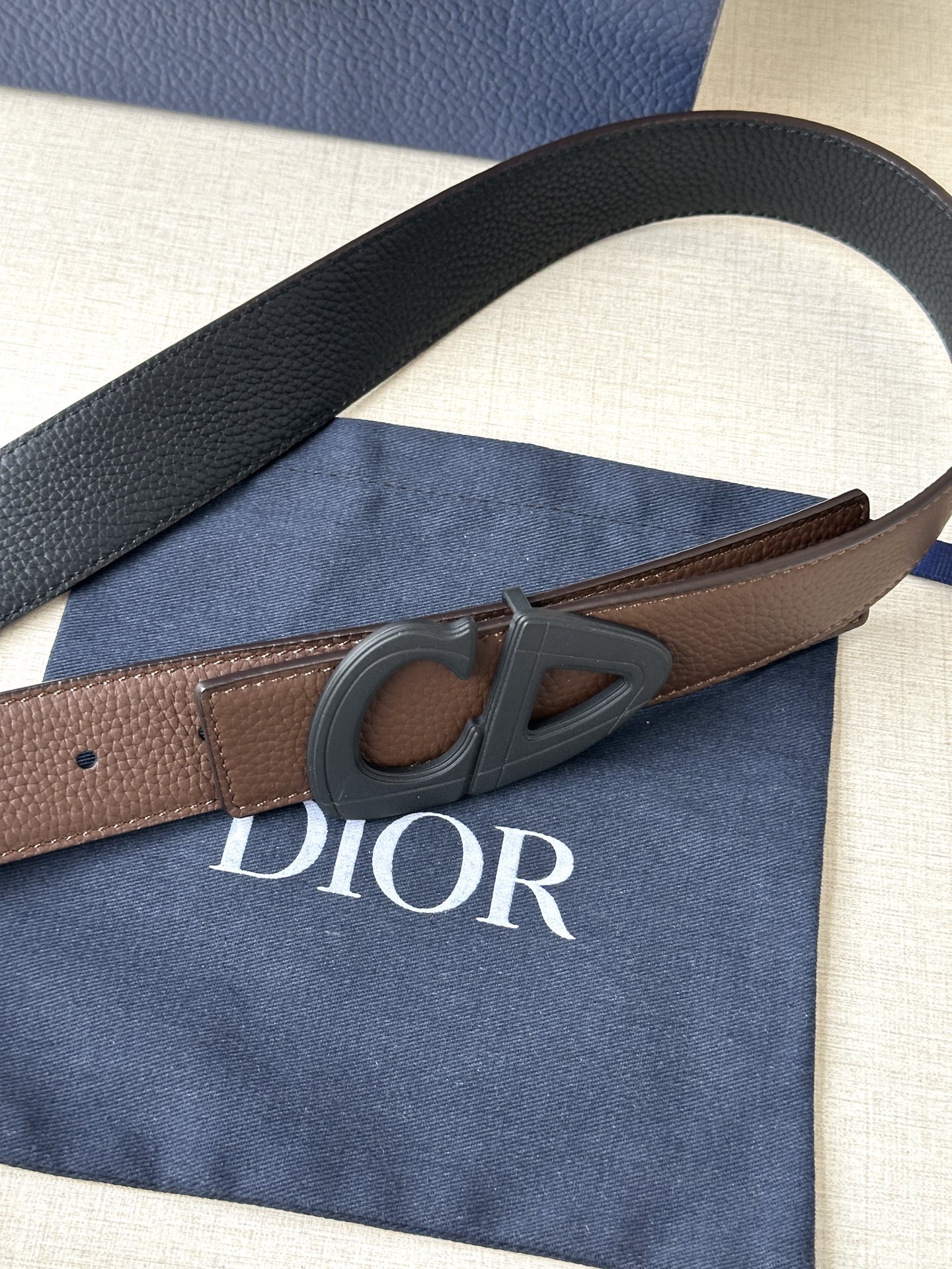  宽度3.5cm Dior 这款黑色哑光涂漆饰面 不锈钢腰带扣是春季男装系列新品，展示 CD30 标志，