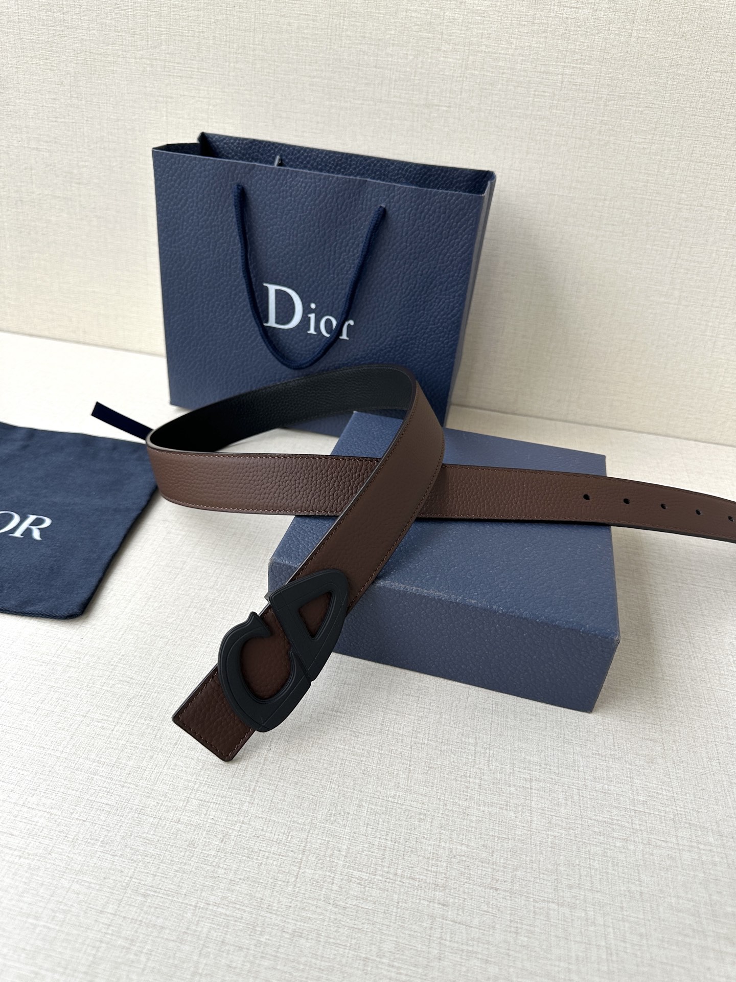  宽度3.5cm Dior 这款黑色哑光涂漆饰面 不锈钢腰带扣是春季男装系列新品，展示 CD30 标志，