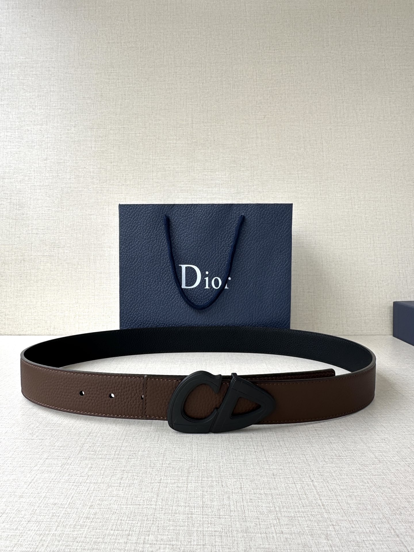 宽度3.5cm Dior 这款黑色哑光涂漆饰面 不锈钢腰带扣是春季男装系列新品，展示 CD30 标志，
