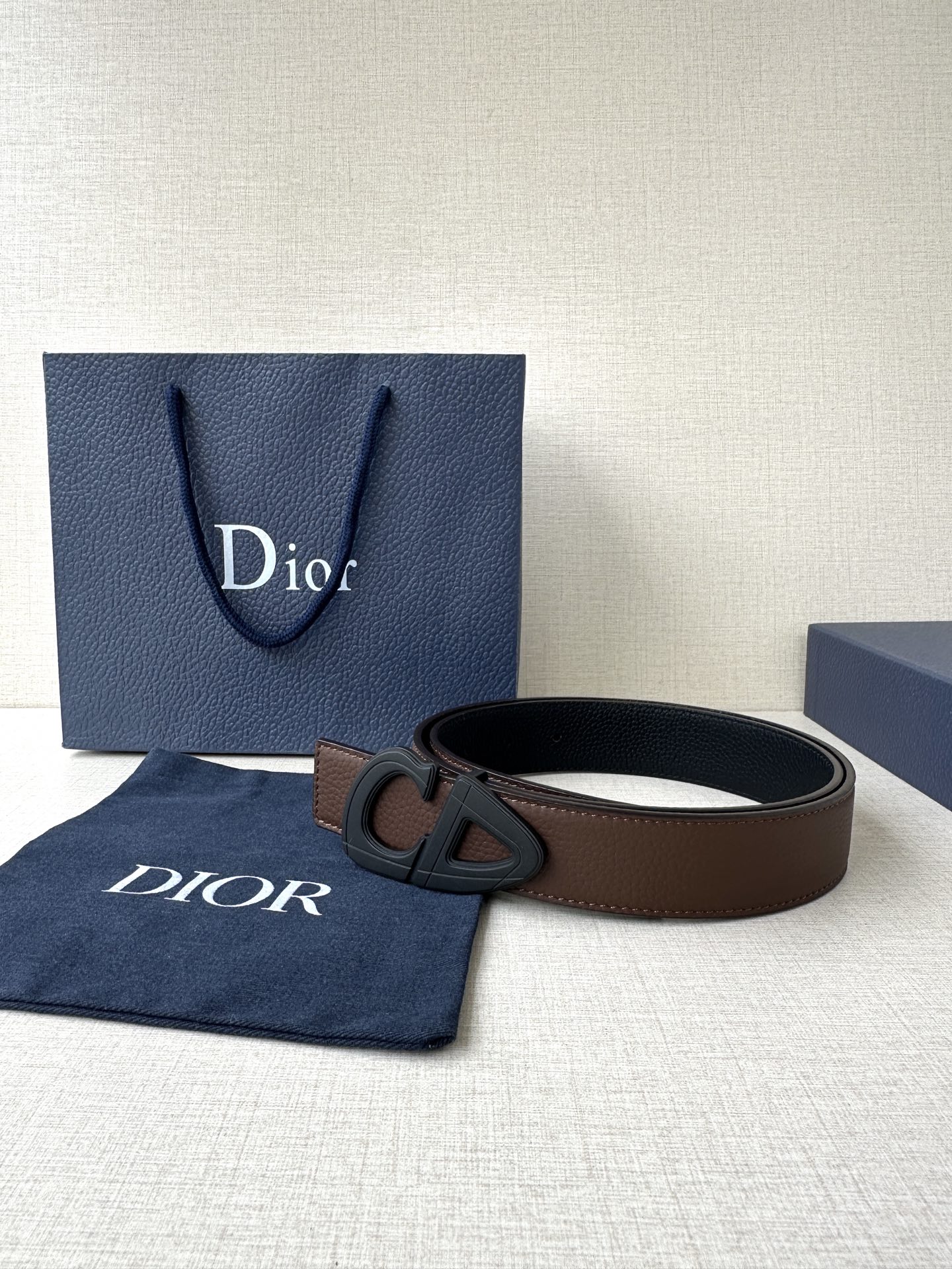  宽度3.5cm Dior 这款黑色哑光涂漆饰面 不锈钢腰带扣是春季男装系列新品，展示 CD30 标志，
