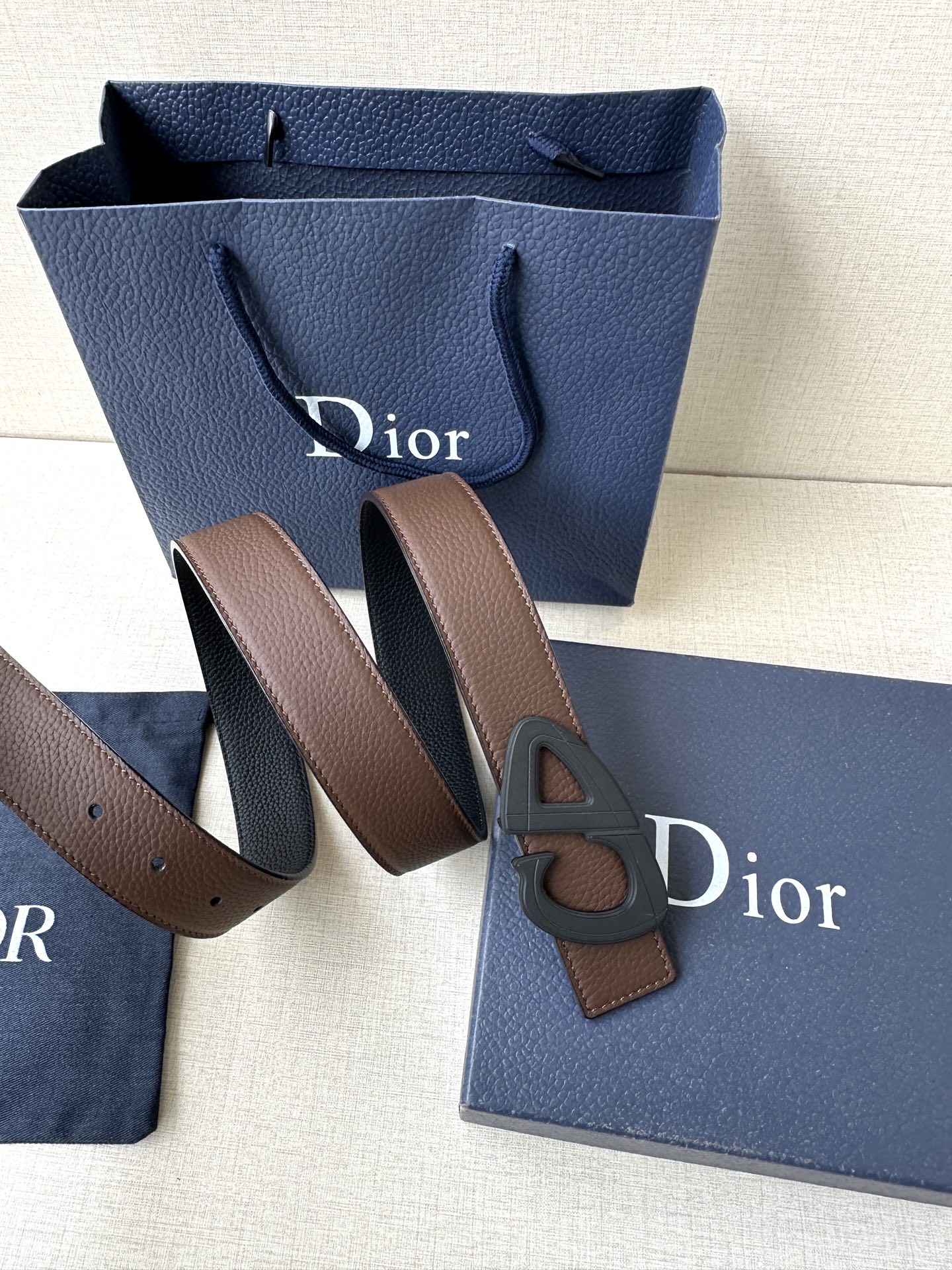  宽度3.5cm Dior 这款黑色哑光涂漆饰面 不锈钢腰带扣是春季男装系列新品，展示 CD30 标志，