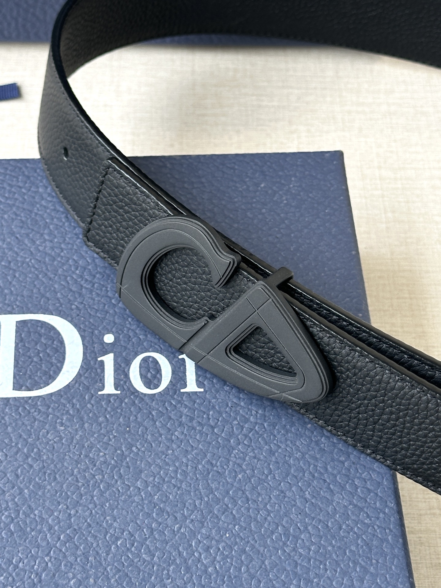  宽度3.5cm Dior 这款黑色哑光涂漆饰面 不锈钢腰带扣是春季男装系列新品，展示 CD30 标志，