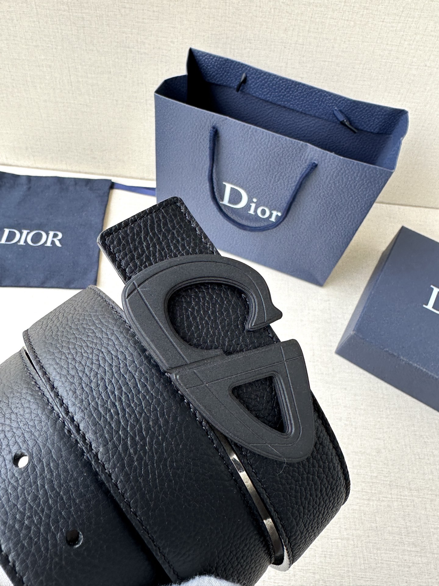  宽度3.5cm Dior 这款黑色哑光涂漆饰面 不锈钢腰带扣是春季男装系列新品，展示 CD30 标志，