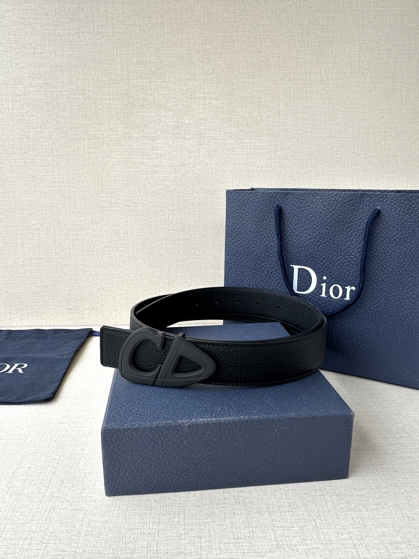  宽度3.5cm Dior 这款黑色哑光涂漆饰面 不锈钢腰带扣是春季男装系列新品，展示 CD30 标志，