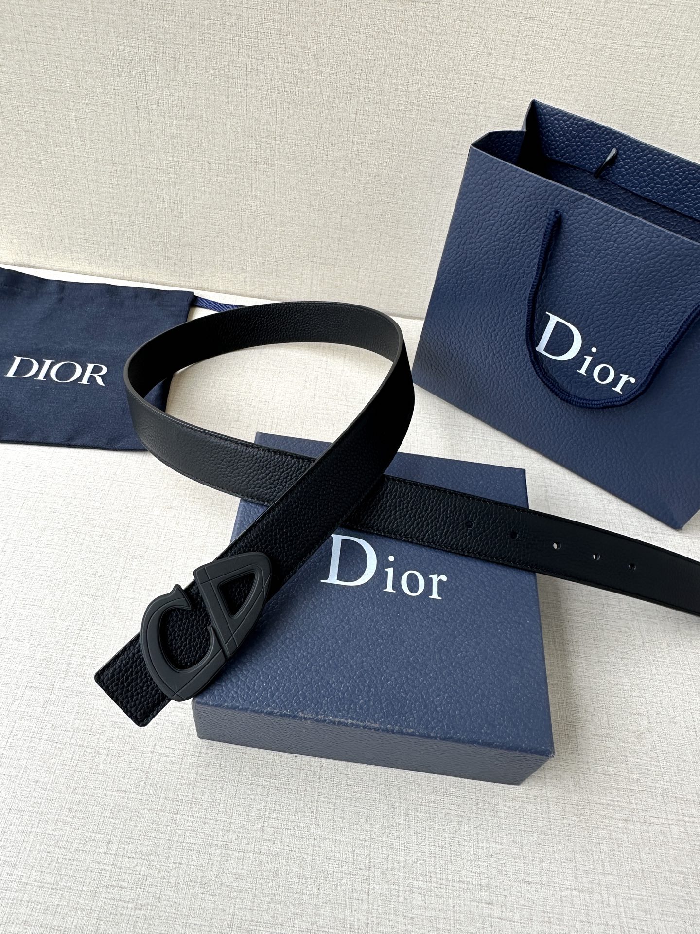  宽度3.5cm Dior 这款黑色哑光涂漆饰面 不锈钢腰带扣是春季男装系列新品，展示 CD30 标志，