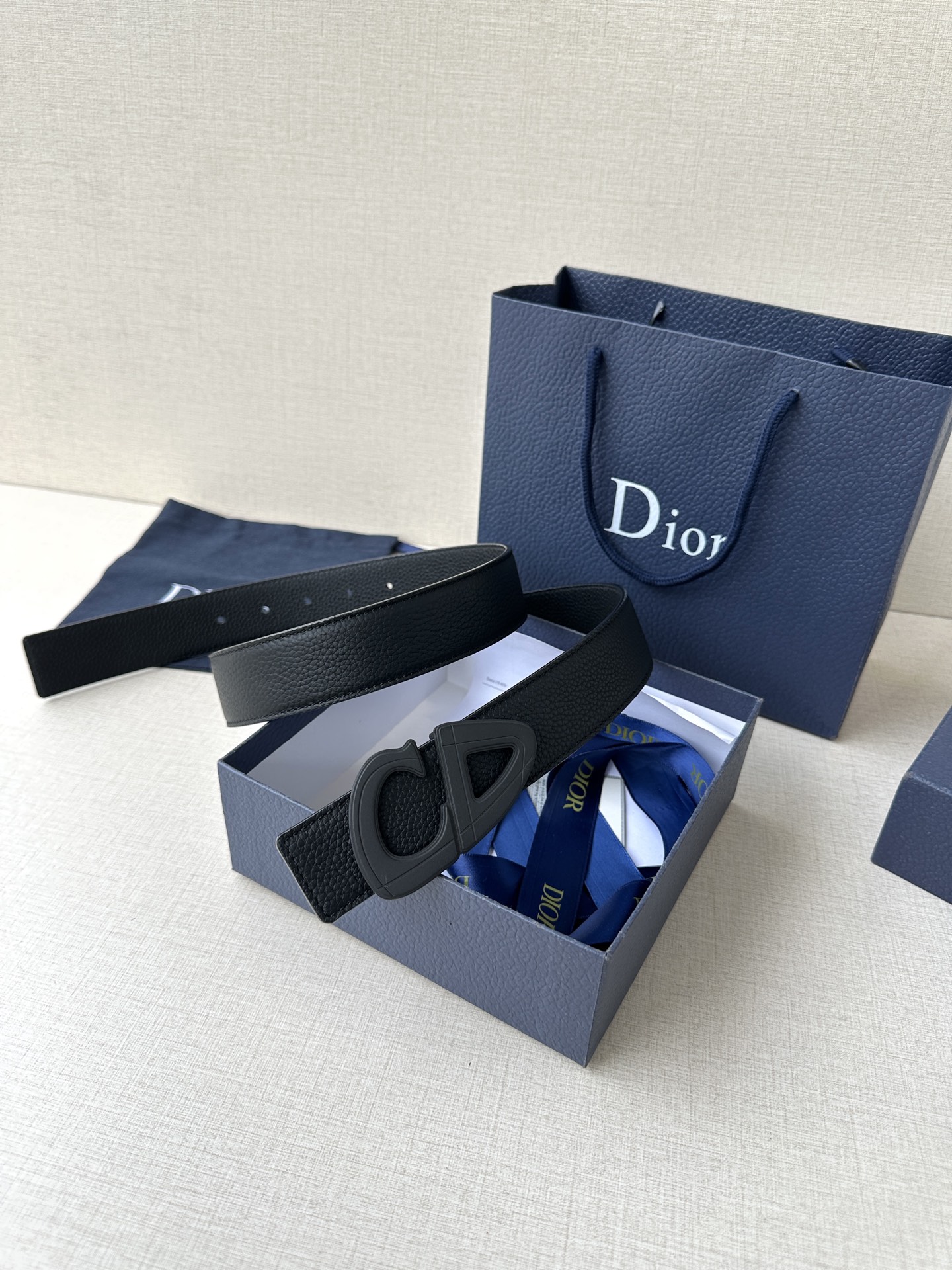  宽度3.5cm Dior 这款黑色哑光涂漆饰面 不锈钢腰带扣是春季男装系列新品，展示 CD30 标志，