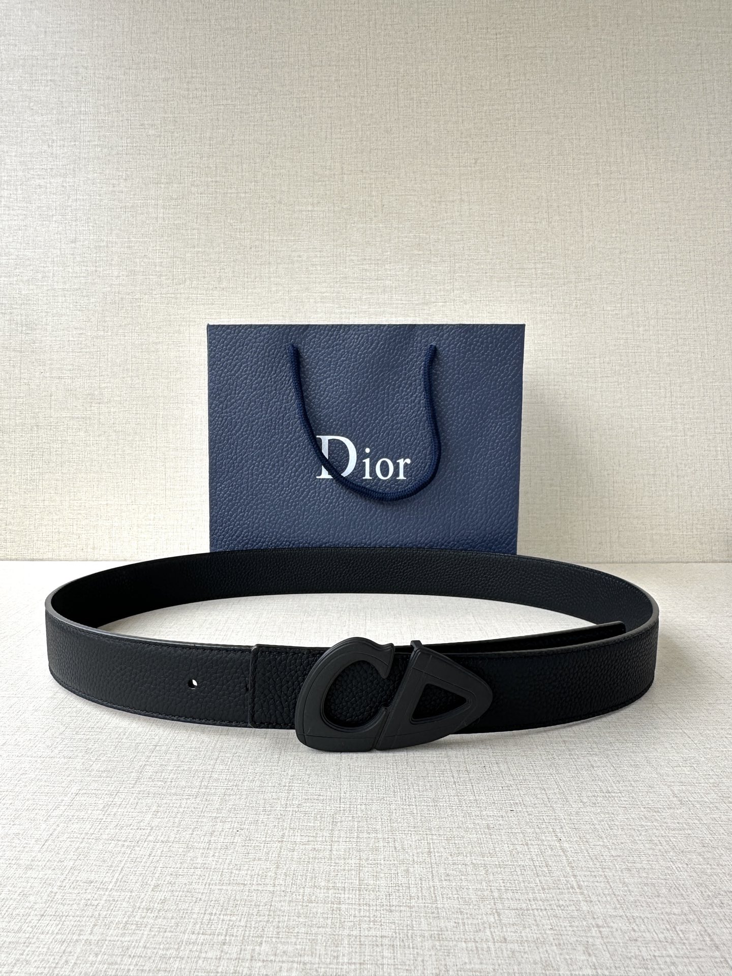  宽度3.5cm Dior 这款黑色哑光涂漆饰面 不锈钢腰带扣是春季男装系列新品，展示 CD30 标志，