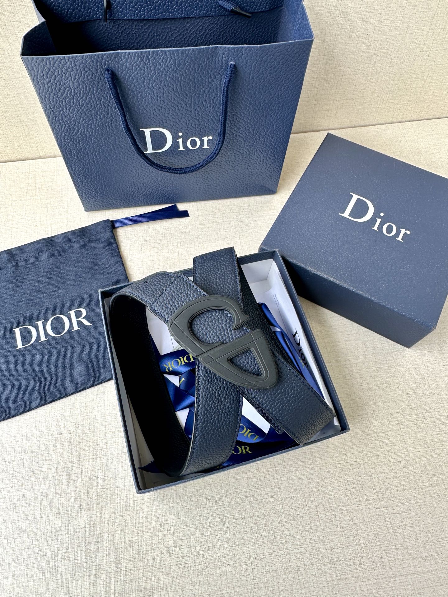  宽度3.5cm Dior 这款黑色哑光涂漆饰面 不锈钢腰带扣是春季男装系列新品，展示 CD30 标志，