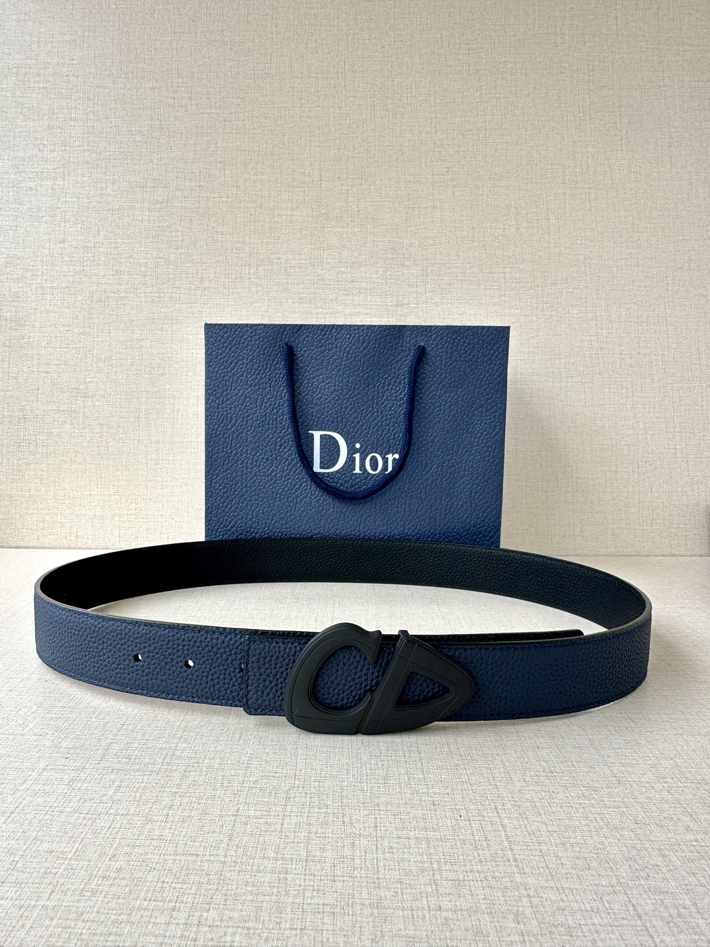  宽度3.5cm Dior 这款黑色哑光涂漆饰面 不锈钢腰带扣是春季男装系列新品，展示 CD30 标志，