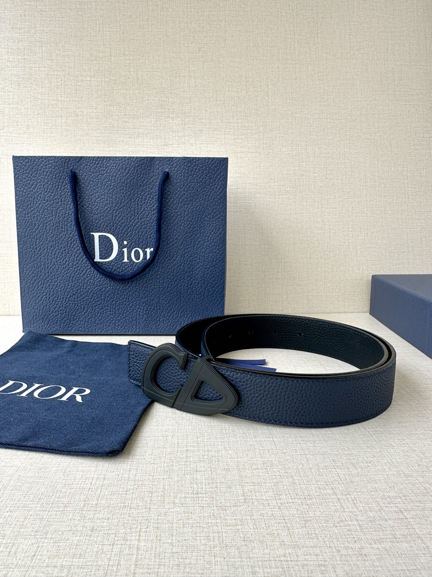  宽度3.5cm Dior 这款黑色哑光涂漆饰面 不锈钢腰带扣是春季男装系列新品，展示 CD30 标志，