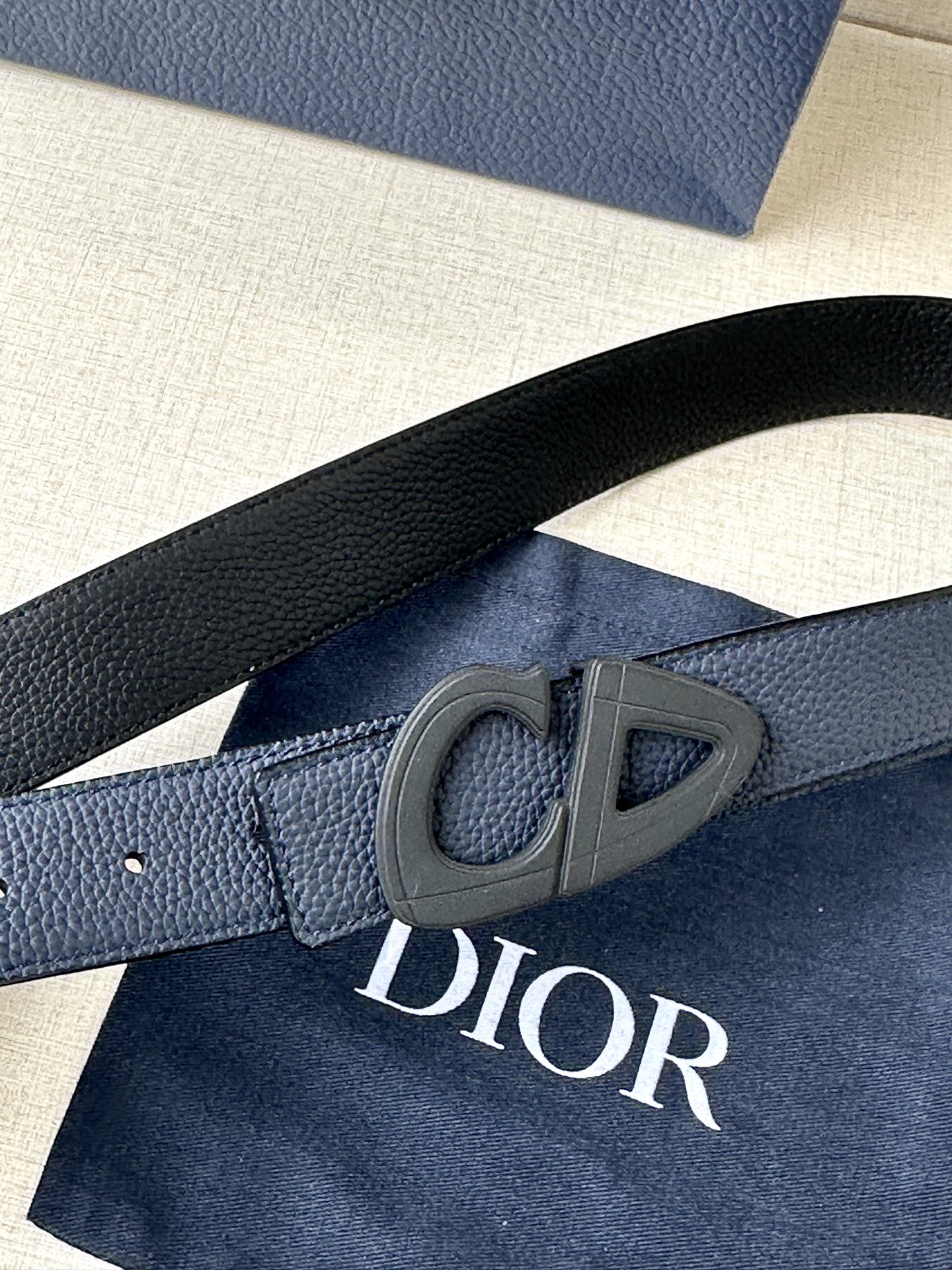  宽度3.5cm Dior 这款黑色哑光涂漆饰面 不锈钢腰带扣是春季男装系列新品，展示 CD30 标志，