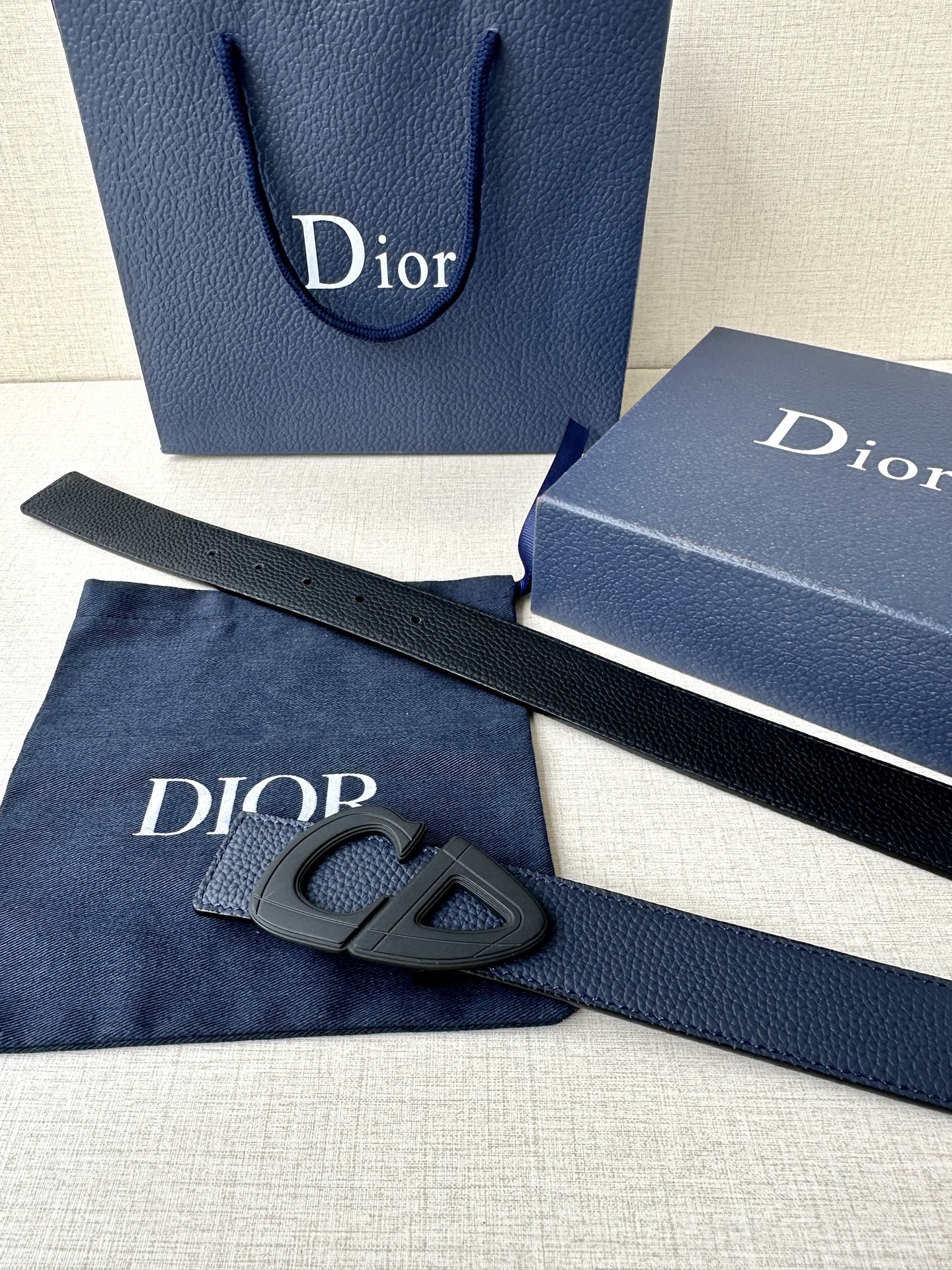  宽度3.5cm Dior 这款黑色哑光涂漆饰面 不锈钢腰带扣是春季男装系列新品，展示 CD30 标志，