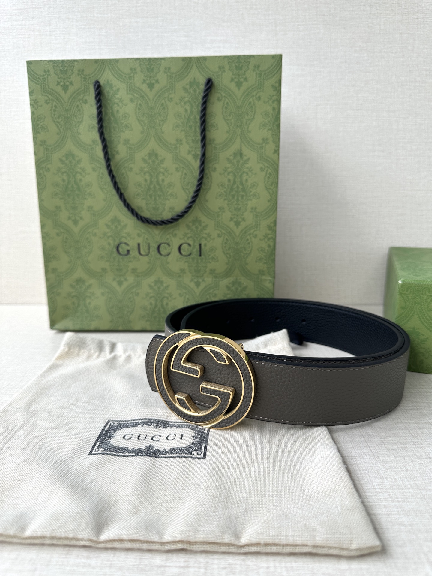 GUCCI 宽度4.0cm 早春系列透过现代视角焕新诠释品牌经典元素。这款腰带以牛皮革匠心打造，巧妙缀