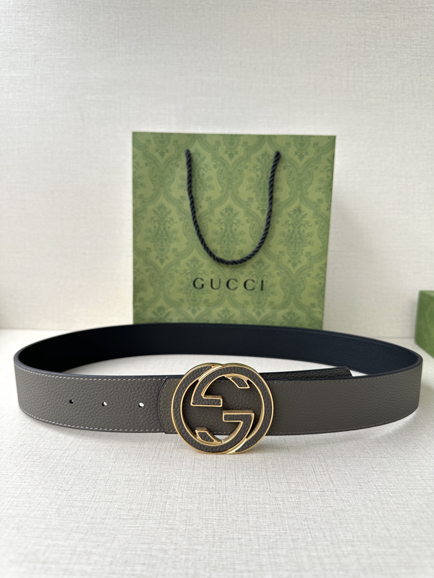  GUCCI 宽度4.0cm 早春系列透过现代视角焕新诠释品牌经典元素。这款腰带以牛皮革匠心打造，巧妙缀