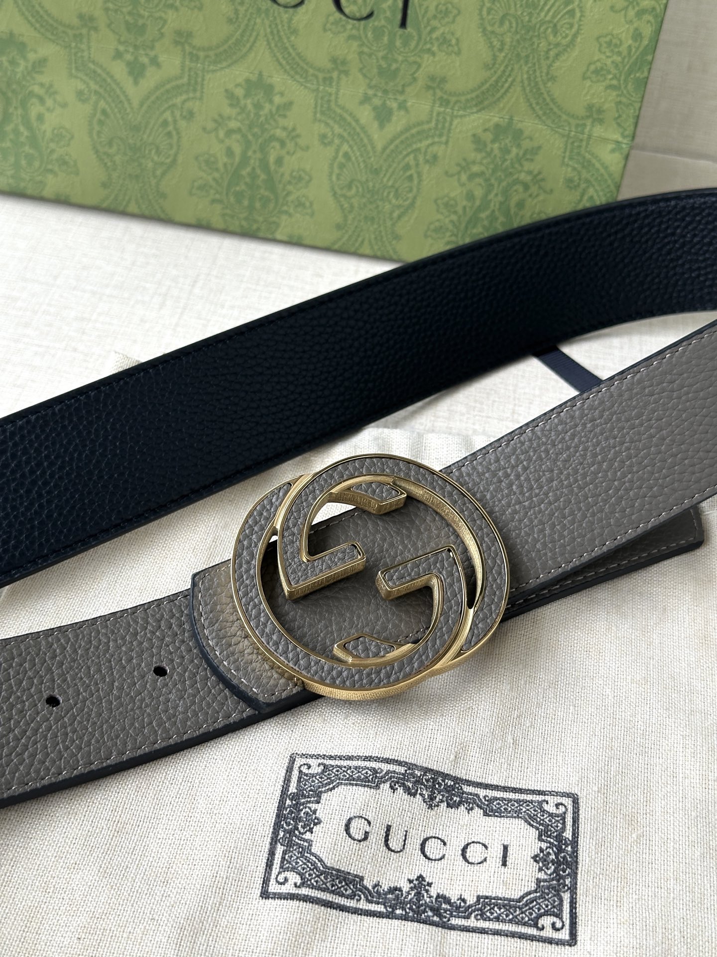  GUCCI 宽度4.0cm 早春系列透过现代视角焕新诠释品牌经典元素。这款腰带以牛皮革匠心打造，巧妙缀