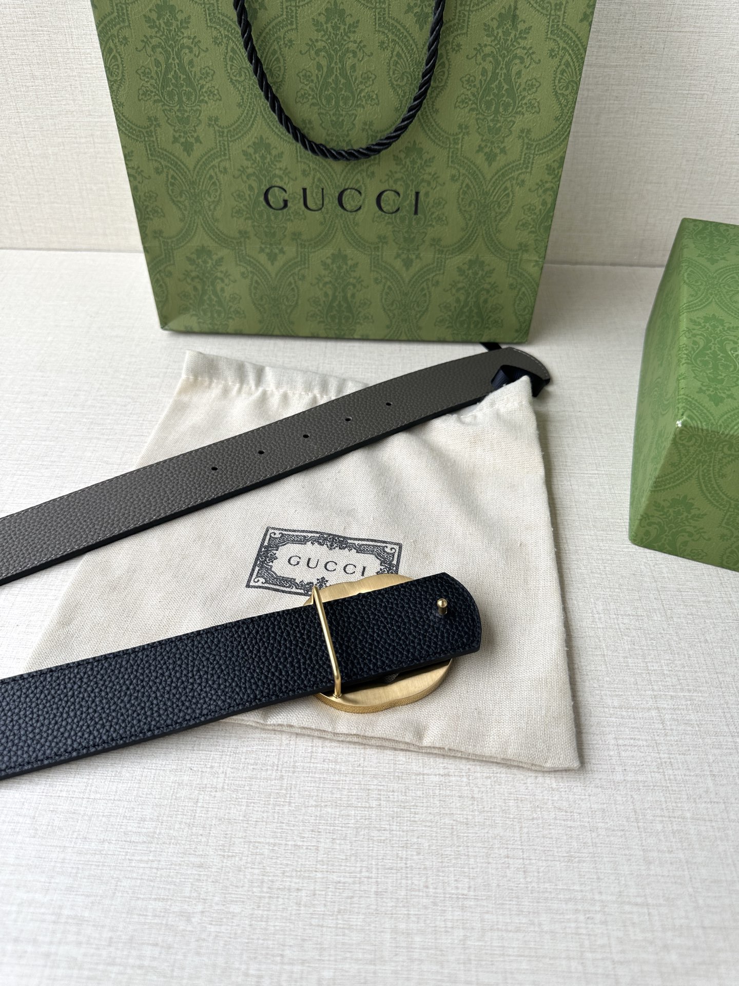  GUCCI 宽度4.0cm 早春系列透过现代视角焕新诠释品牌经典元素。这款腰带以牛皮革匠心打造，巧妙缀