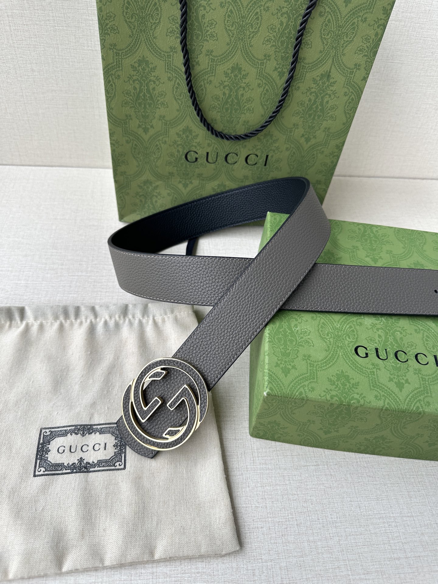  GUCCI 宽度4.0cm 早春系列透过现代视角焕新诠释品牌经典元素。这款腰带以牛皮革匠心打造，巧妙缀