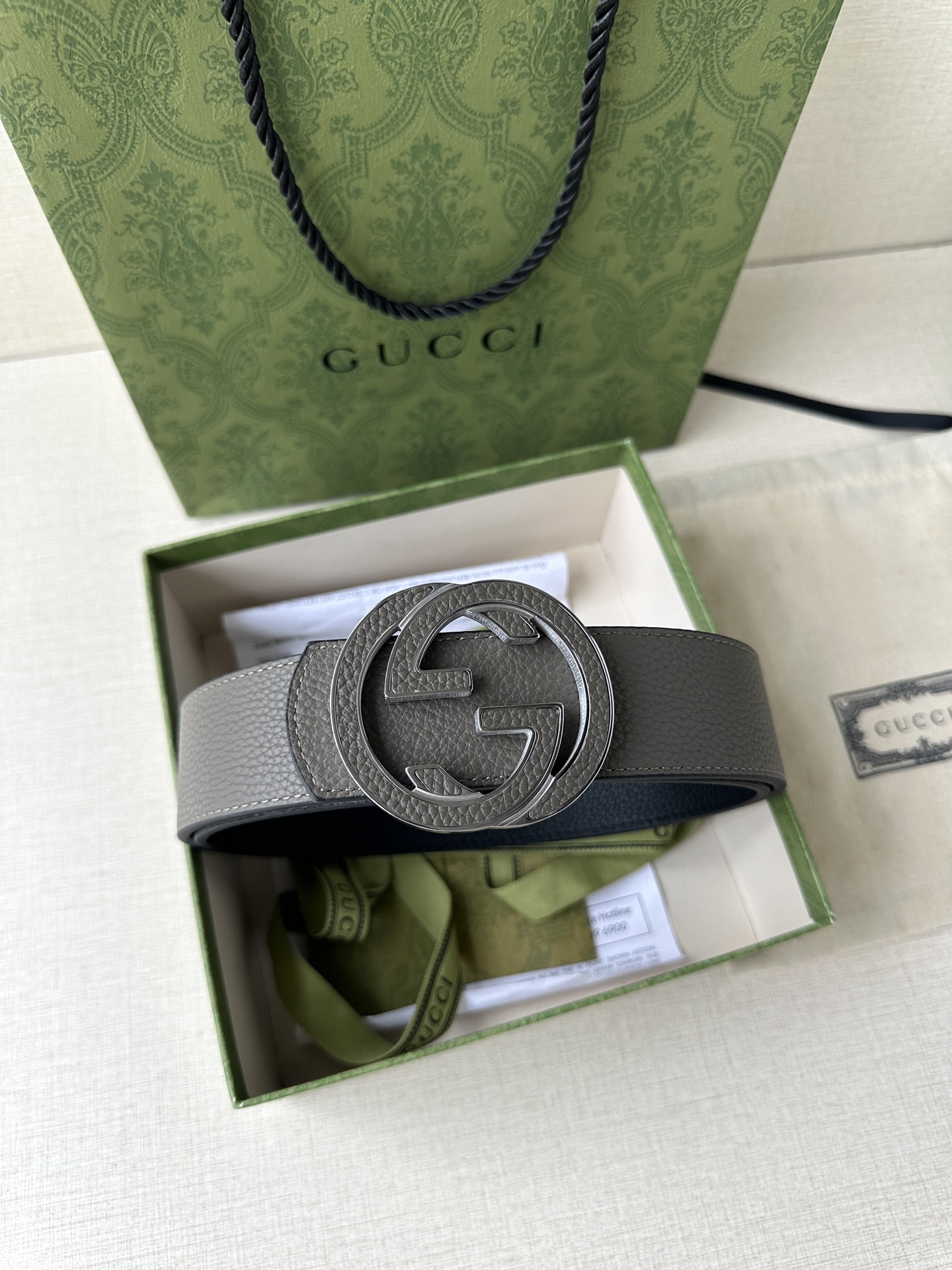  GUCCI 宽度4.0cm 早春系列透过现代视角焕新诠释品牌经典元素。这款腰带以牛皮革匠心打造，巧妙缀