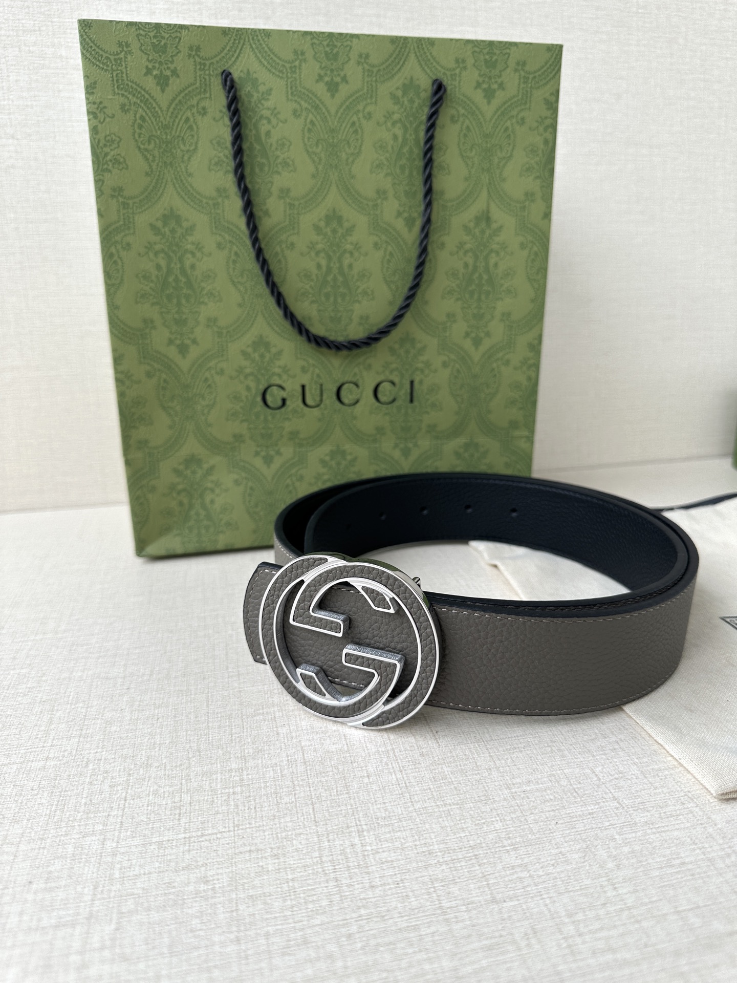  GUCCI 宽度4.0cm 早春系列透过现代视角焕新诠释品牌经典元素。这款腰带以牛皮革匠心打造，巧妙缀