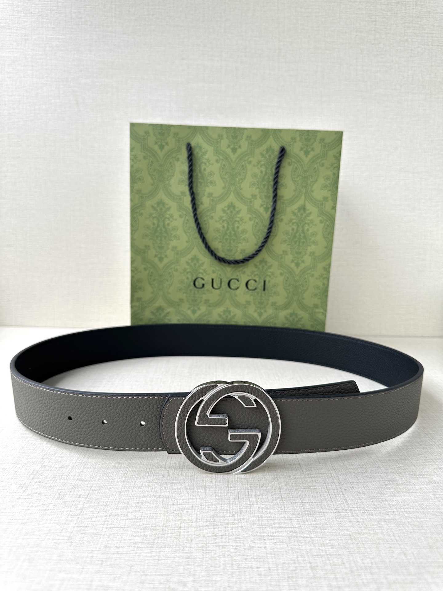  GUCCI 宽度4.0cm 早春系列透过现代视角焕新诠释品牌经典元素。这款腰带以牛皮革匠心打造，巧妙缀