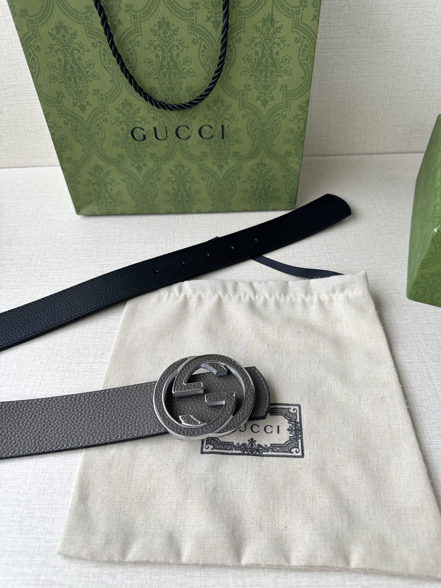  GUCCI 宽度4.0cm 早春系列透过现代视角焕新诠释品牌经典元素。这款腰带以牛皮革匠心打造，巧妙缀